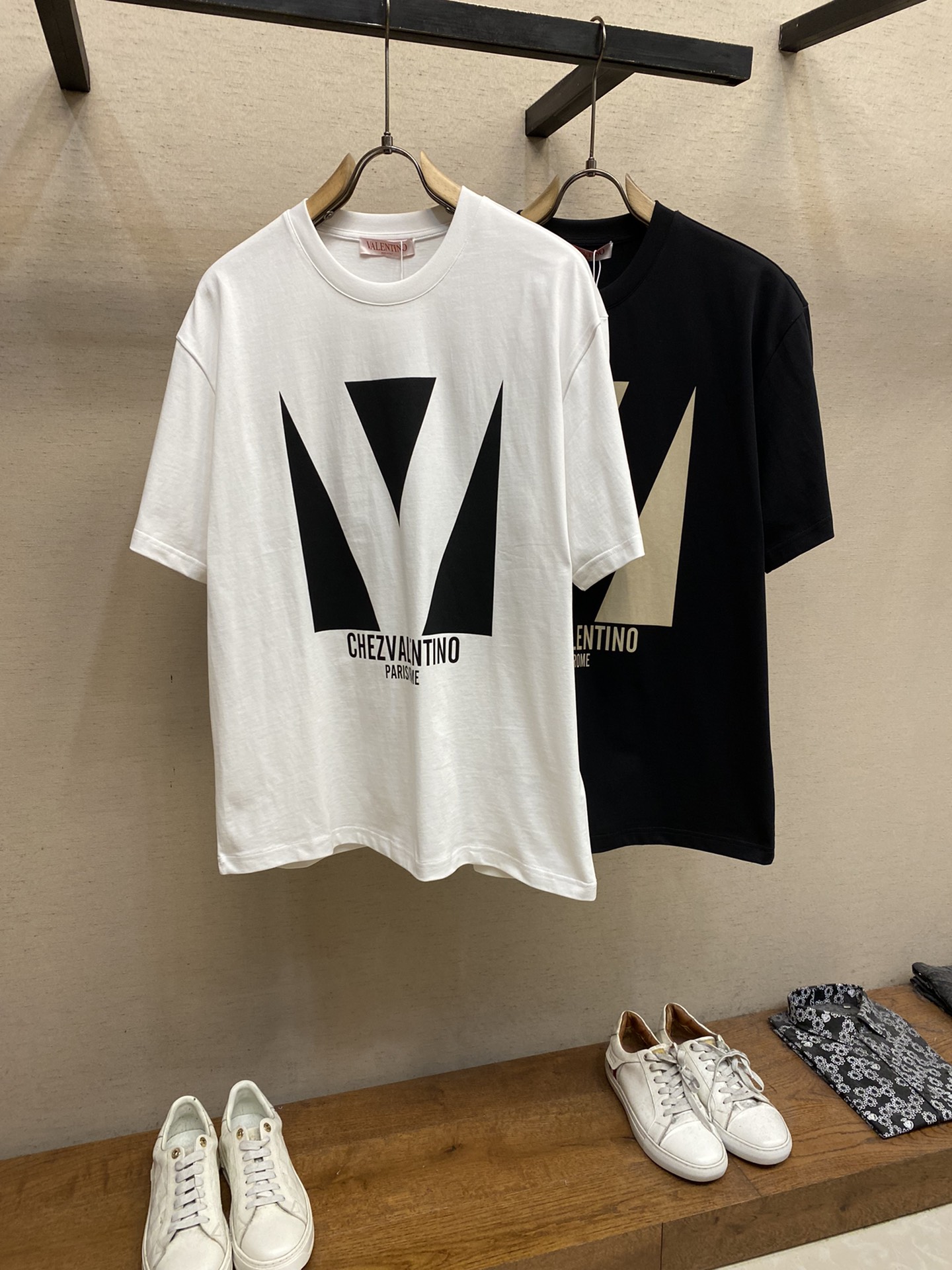 🌟🌟VLT…… Valentino 男女 tee短袖T
早春系列 印花字母色块组合图案
黑白色调搭配 呈