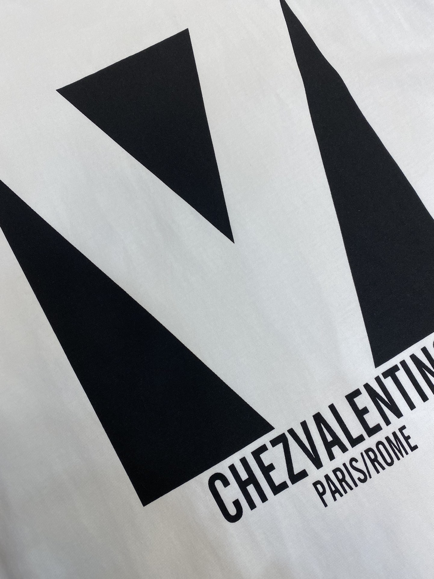 🌟🌟VLT…… Valentino 男女 tee短袖T
早春系列 印花字母色块组合图案
黑白色调搭配 呈