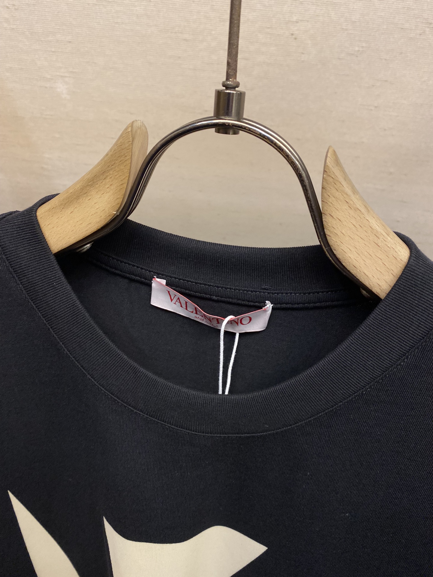 🌟🌟VLT…… Valentino 男女 tee短袖T
早春系列 印花字母色块组合图案
黑白色调搭配 呈