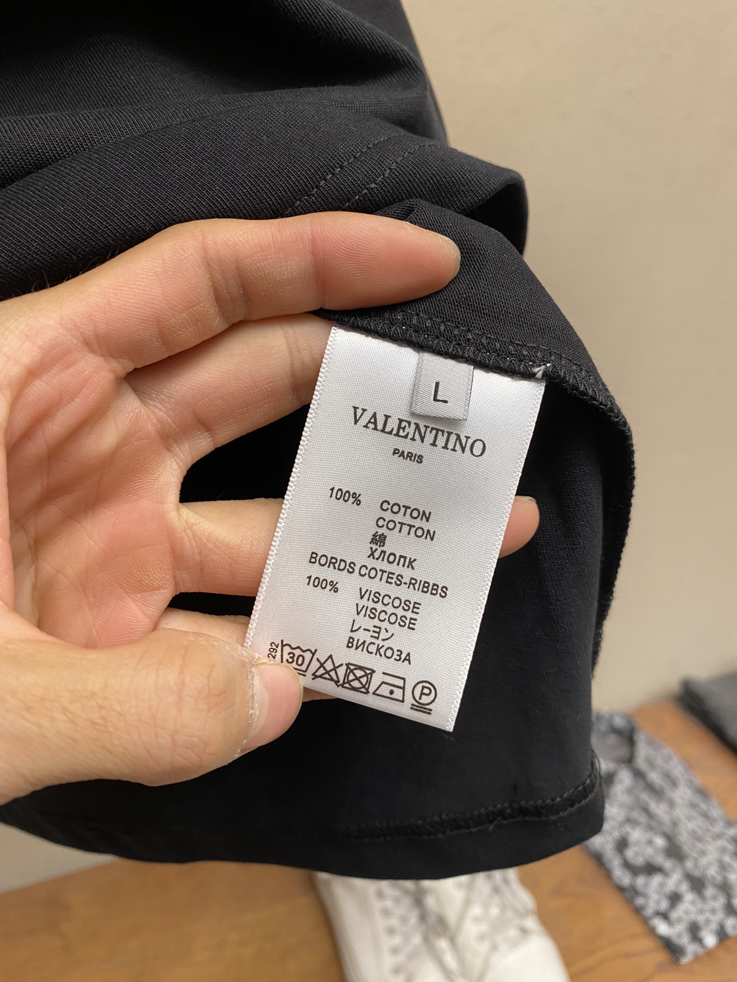 🌟🌟VLT…… Valentino 男女 tee短袖T
早春系列 印花字母色块组合图案
黑白色调搭配 呈