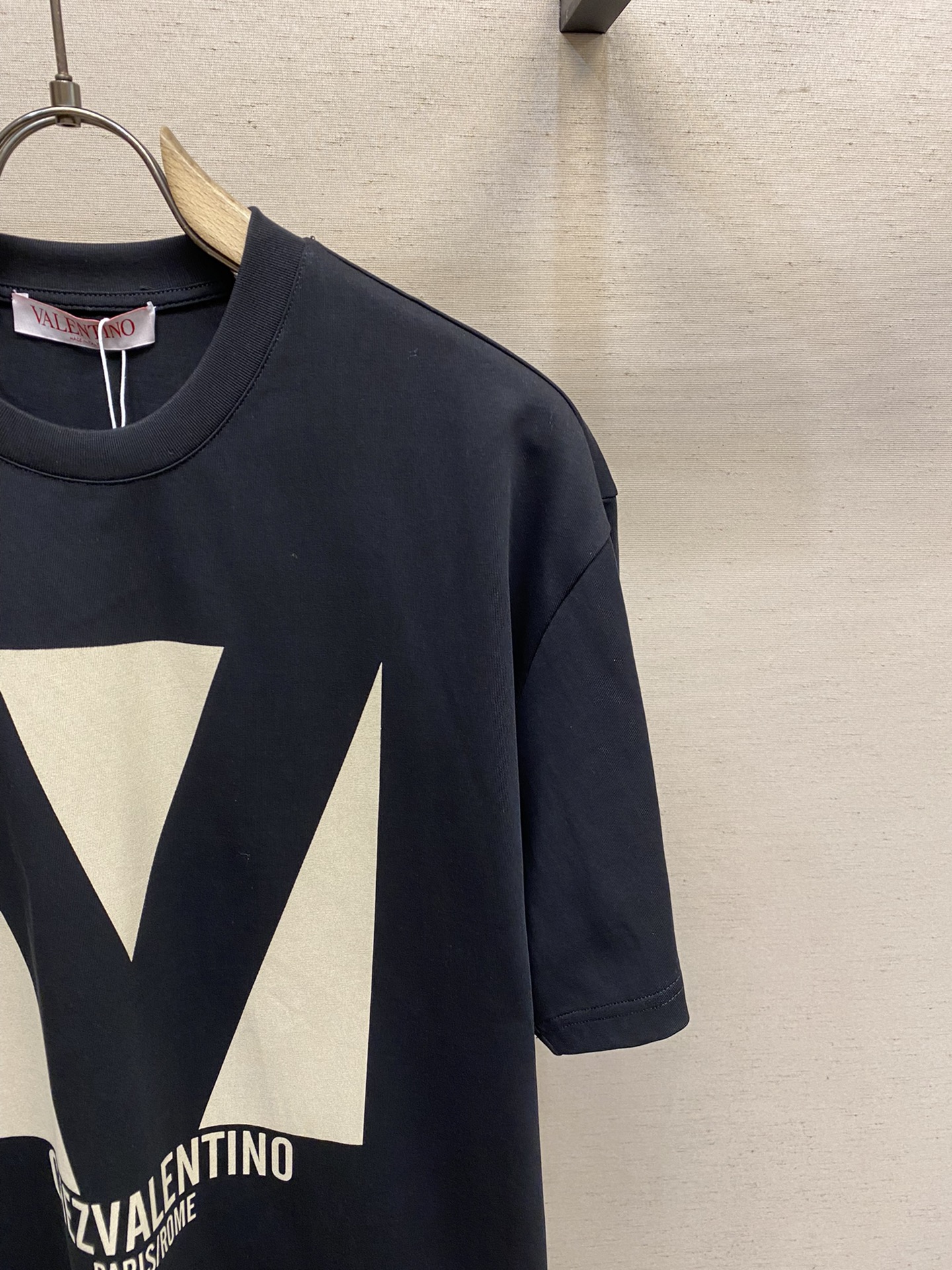 🌟🌟VLT…… Valentino 男女 tee短袖T
早春系列 印花字母色块组合图案
黑白色调搭配 呈