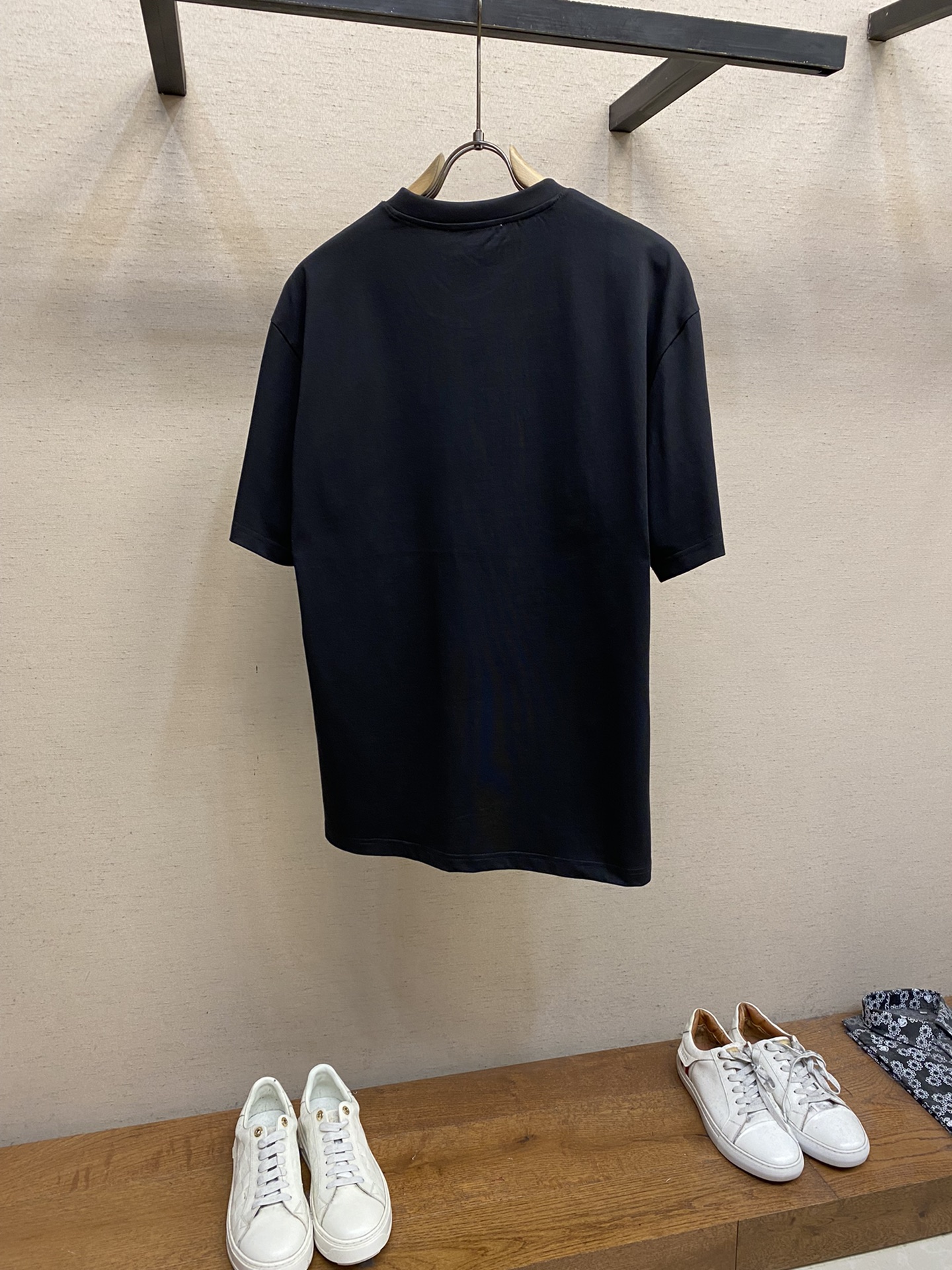 🌟🌟VLT…… Valentino 男女 tee短袖T
早春系列 印花字母色块组合图案
黑白色调搭配 呈