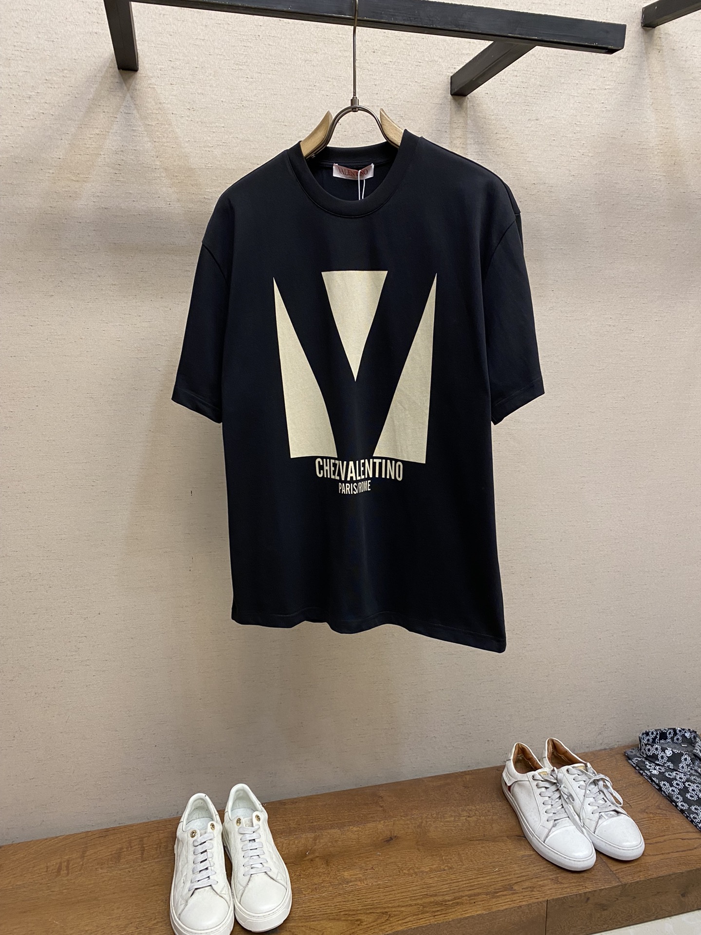 🌟🌟VLT…… Valentino 男女 tee短袖T
早春系列 印花字母色块组合图案
黑白色调搭配 呈