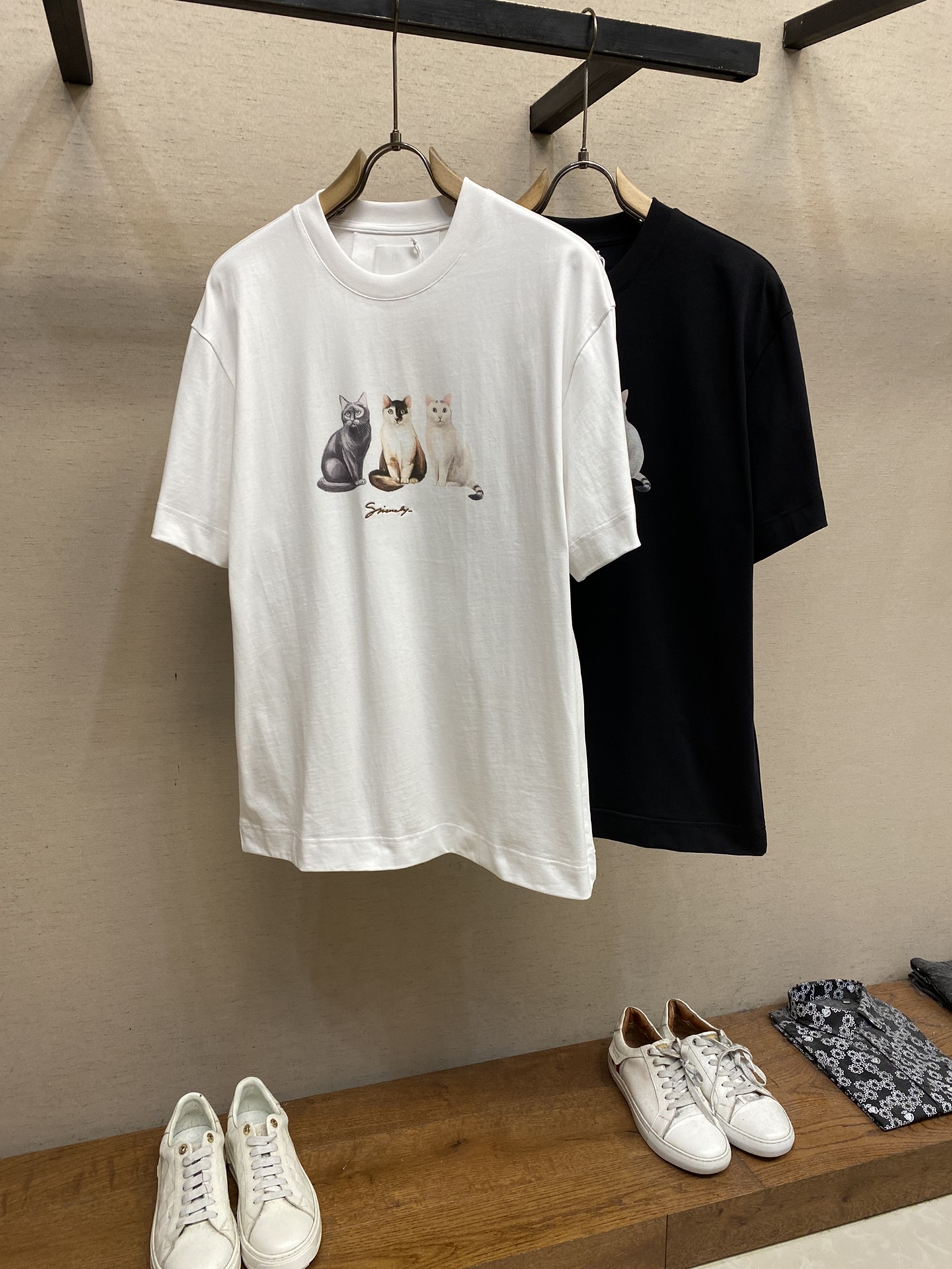 🌟🌟Givenchy， GVC 猫咪数码直喷T恤

本款T恤采用全棉32支双纱平纹打造，再洗水定型，克重