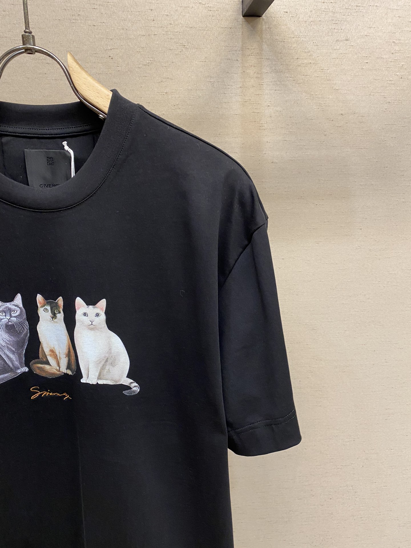 🌟🌟Givenchy， GVC 猫咪数码直喷T恤

本款T恤采用全棉32支双纱平纹打造，再洗水定型，克重