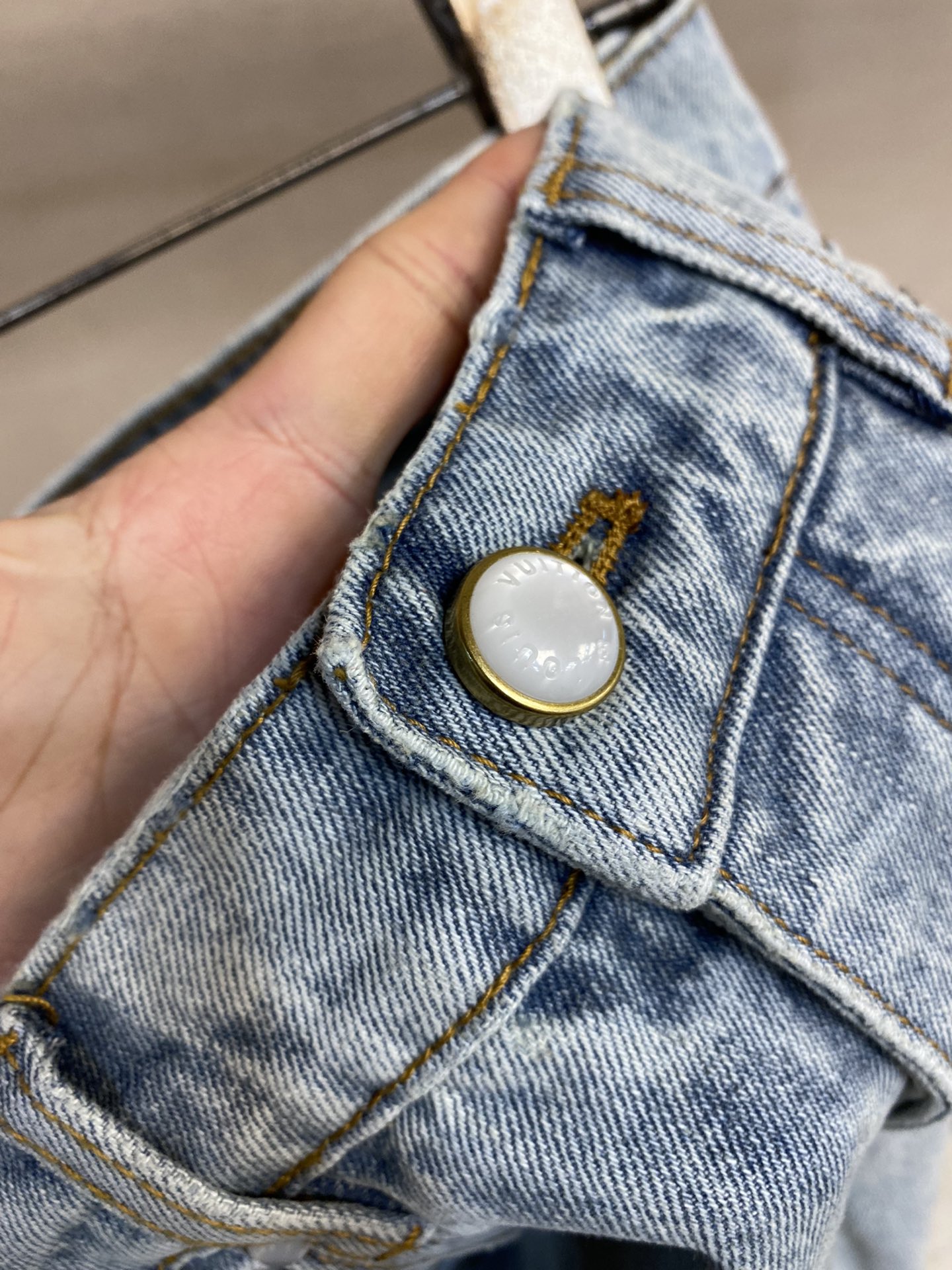 🌟🌟 1V 新款牛仔裤取材日本水洗丹宁布，以别致阔腿廓形轻松点亮各式造型。醒目明线、后袋 1V 标识刺绣