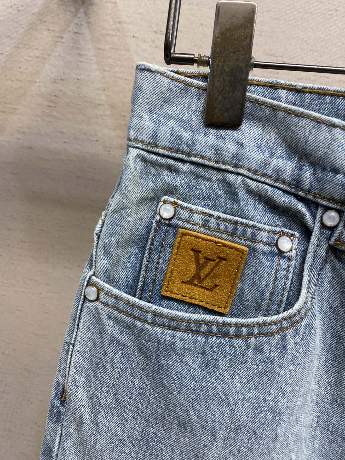 🌟🌟 1V 新款牛仔裤取材日本水洗丹宁布，以别致阔腿廓形轻松点亮各式造型。醒目明线、后袋 1V 标识刺绣