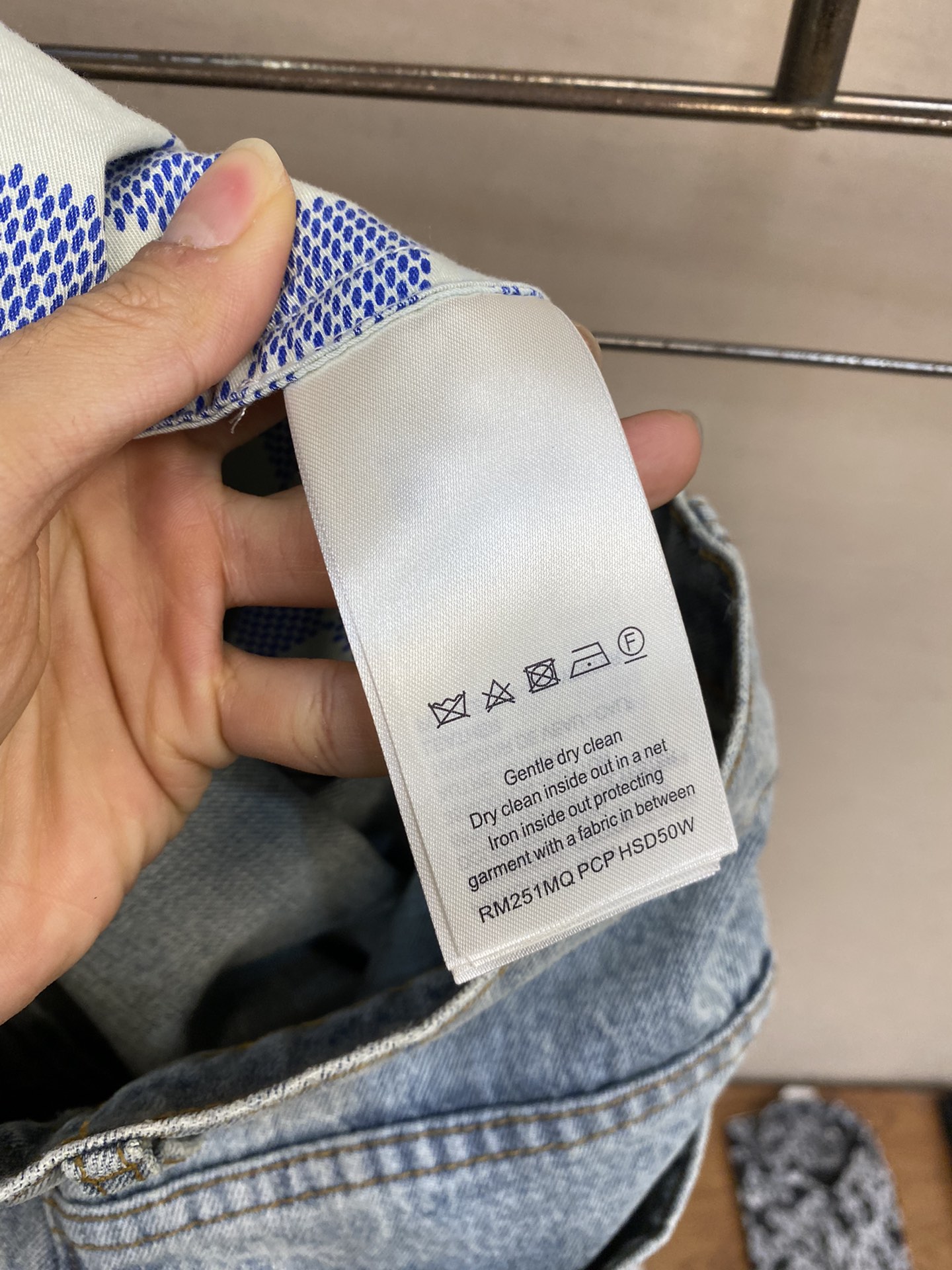 🌟🌟 1V 新款牛仔裤取材日本水洗丹宁布，以别致阔腿廓形轻松点亮各式造型。醒目明线、后袋 1V 标识刺绣