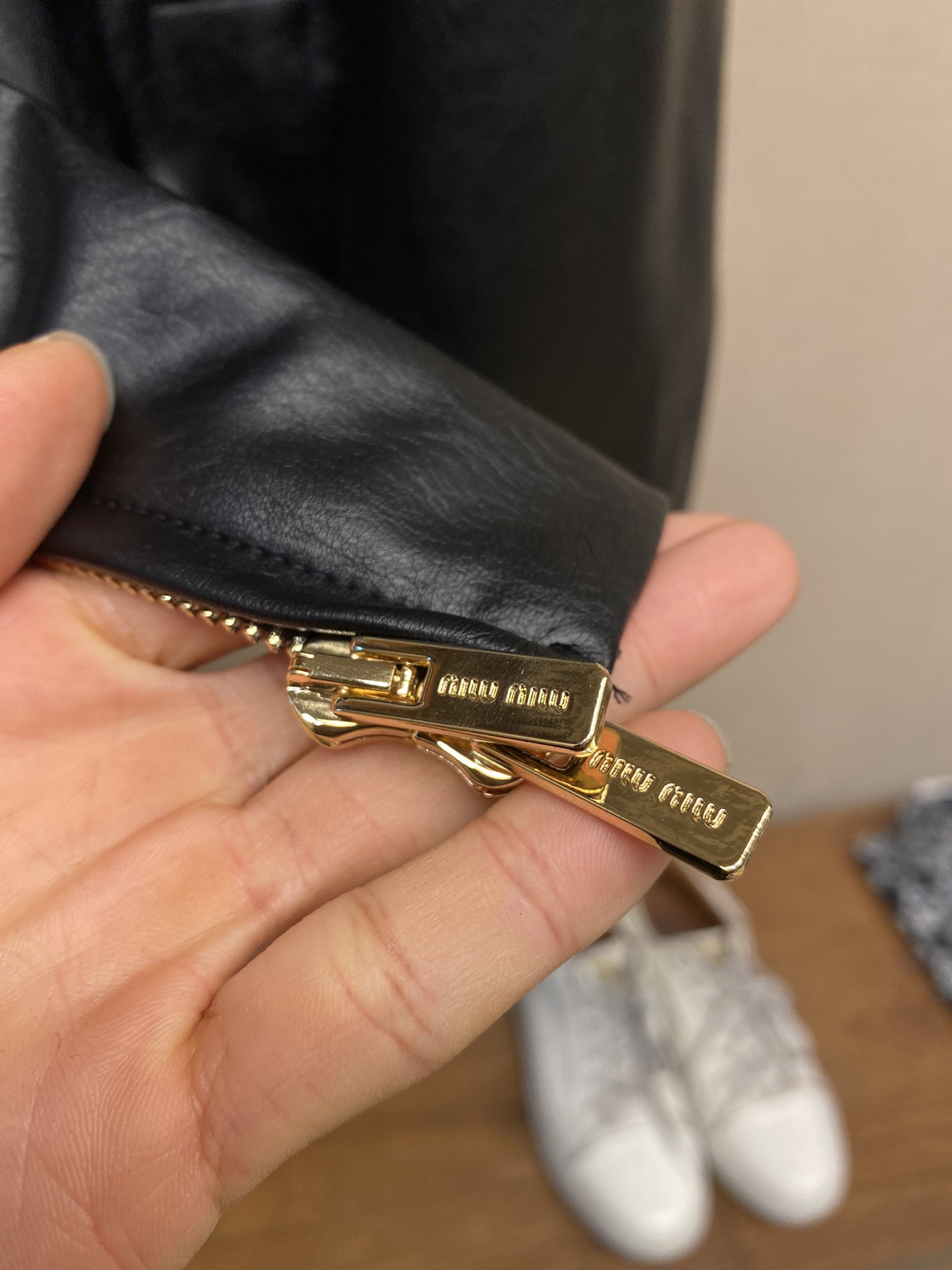 Luxurious Miu Miu Leather Coats: High Quality Material, Classic Design, Stylish Details - 图片 7