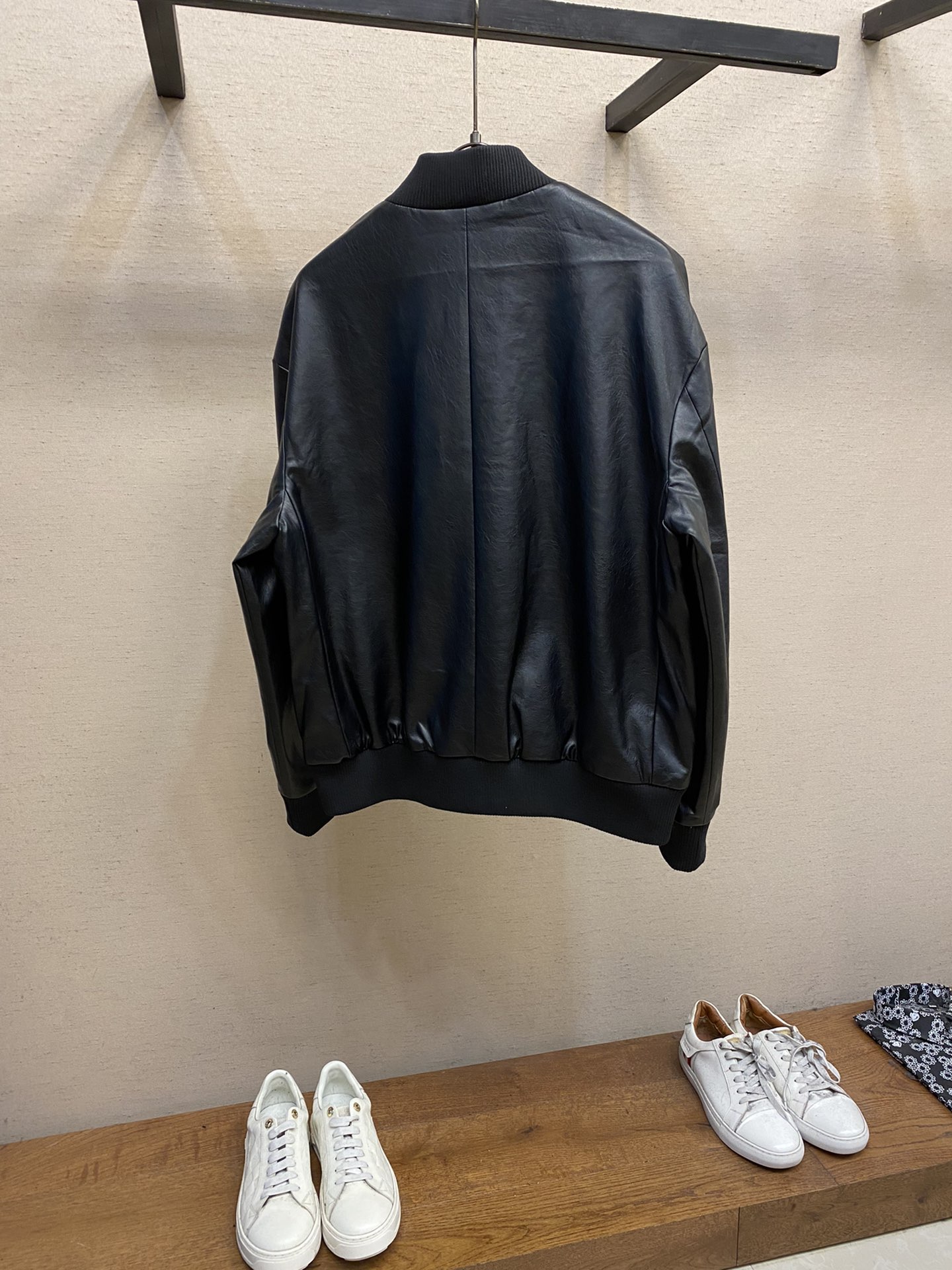 Luxurious Miu Miu Leather Coats: High Quality Material, Classic Design, Stylish Details - 图片 2