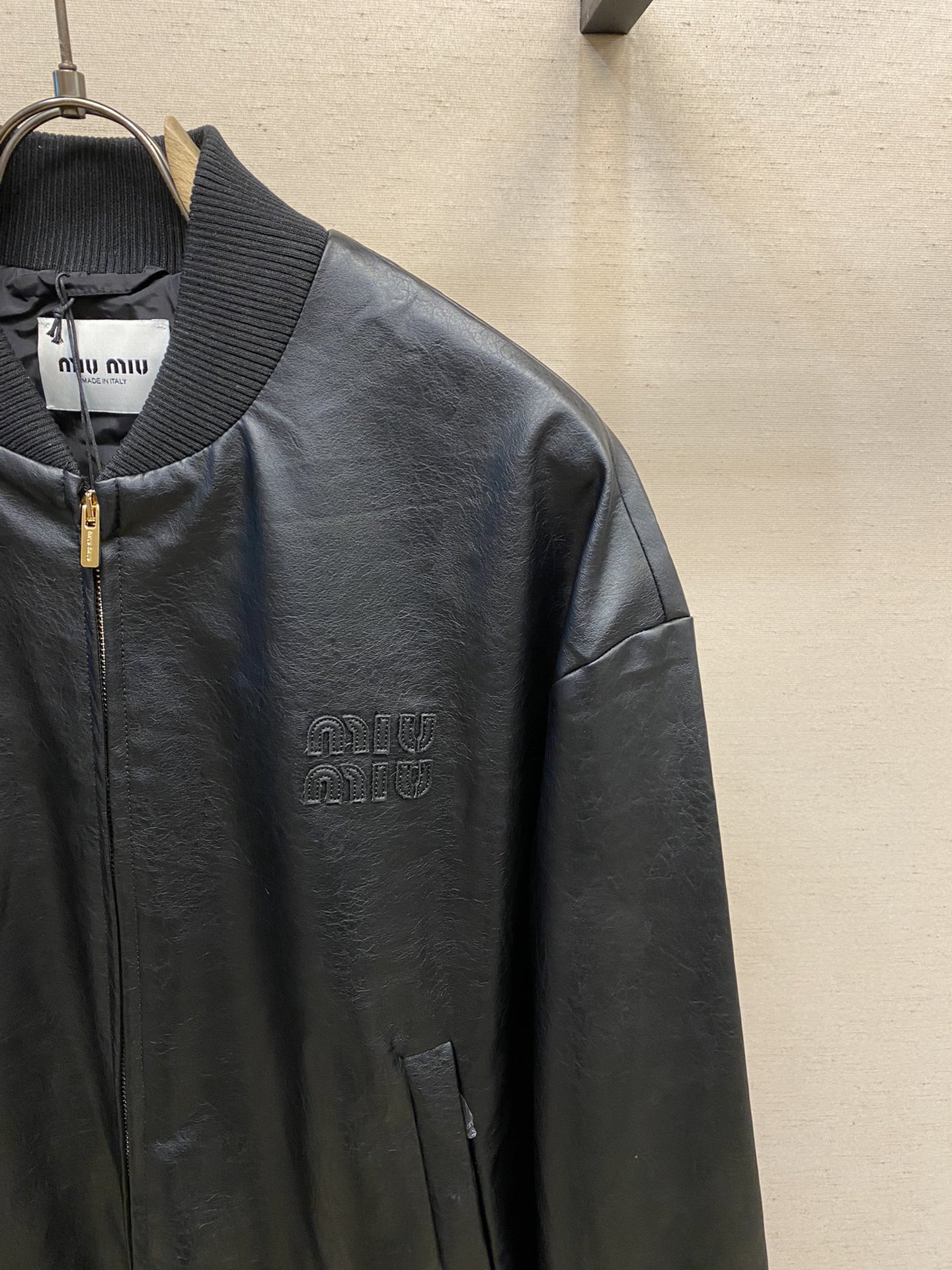 Luxurious Miu Miu Leather Coats: High Quality Material, Classic Design, Stylish Details - 图片 4