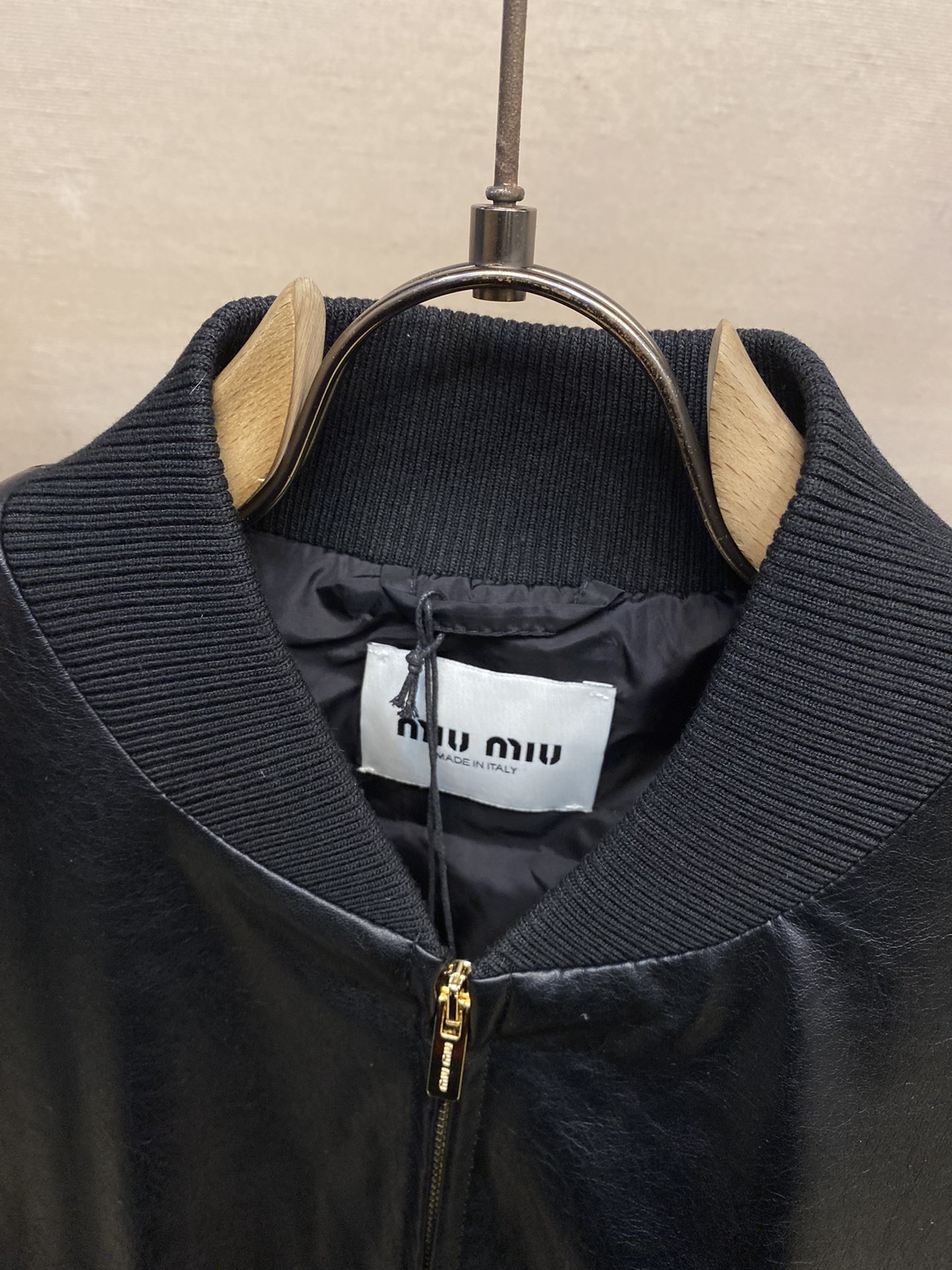 Luxurious Miu Miu Leather Coats: High Quality Material, Classic Design, Stylish Details - 图片 3