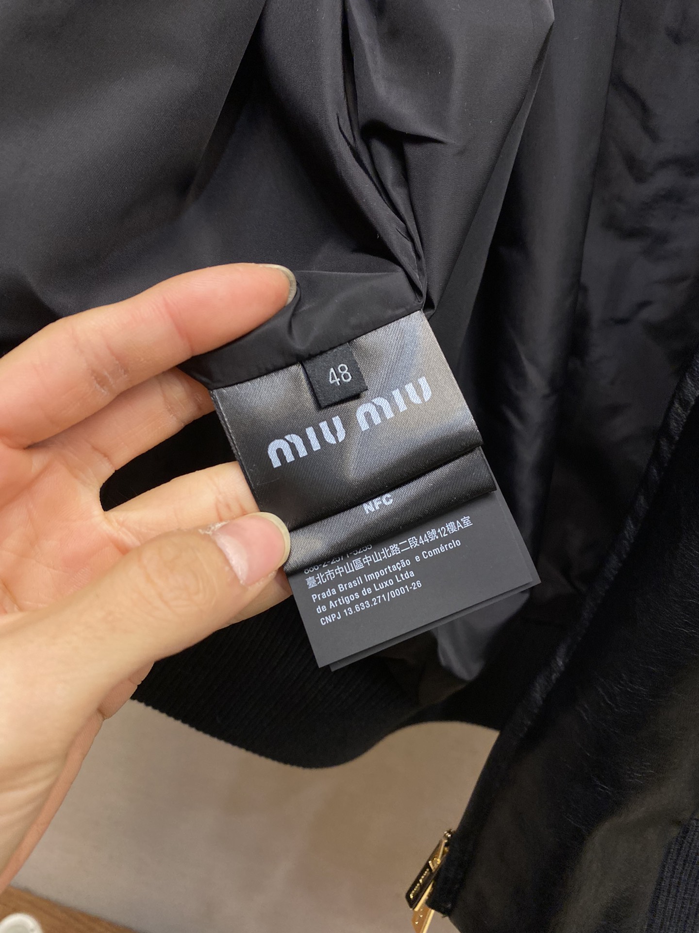 Luxurious Miu Miu Leather Coats: High Quality Material, Classic Design, Stylish Details - 图片 8