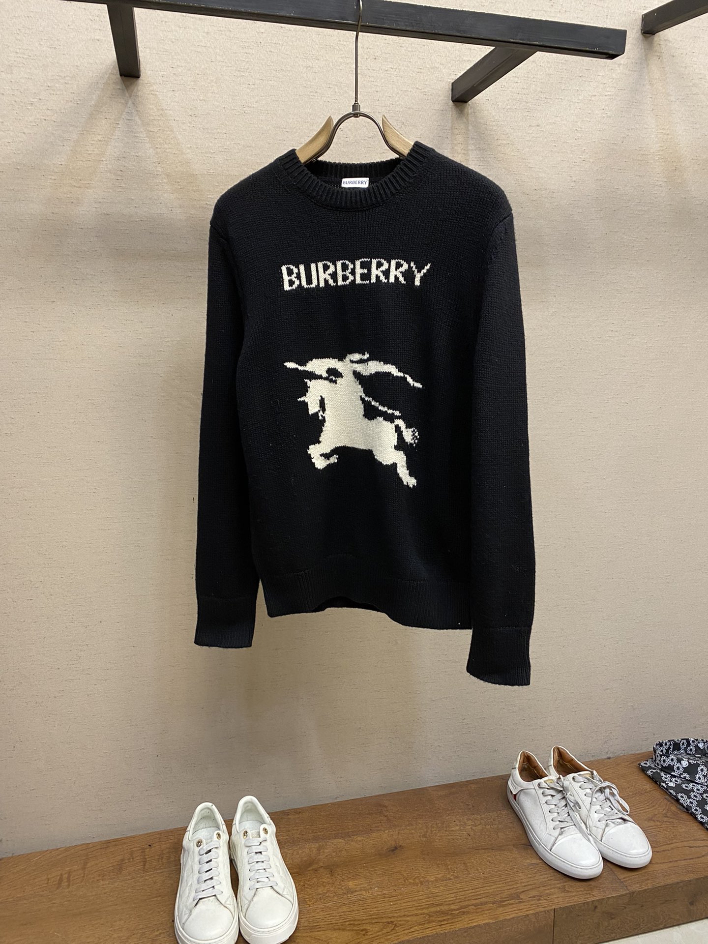 NO:515136,BBR, BURBERRY Equestrian Knight Logo Cashmere Blend Knit sweater 1. Wool cashmere blended fabric Select high-quality wool and cashmere raw materials and blend them in a certain proportion. Wool provides warmth and durability, while cashmere gives clothes a soft and delicate touch. The combination of the two makes the fabric both comfortable and practical. Different from market goods, our sweater feels softer and softer. 2. Yarn preparation Yarn dyeing and ordering and dyeing analysis original. Order dyeing and color reduction are used to ensure the color reduction and good color fastness. Yarn quality inspection strictly inspects the yarn quality, including indicators such as thread density, strip dry uniformity, moisture rebate, etc. to ensure the quality of the yarn meets production standards. 3. Knitting and knitting  Advanced knitting equipment is used to weave blended yarns into knitted sweaters. During the knitting process, parameters such as knitting density and pattern changes need to be accurately controlled to ensure the quality and appearance of the finished product. Restore the fineness of the knitted pattern 4. Detailed decoration and logo treatment Rib knitted decoration is used to add a detailed aesthetic and make the clothes more fitting. Logo treatment fixes the Equestrian Knight logo (EKD) and Burberry letter logo on the sweater through knitting. These logos enhance the recognition of the clothes. 5. Post-organization and inspection The shrinkage treatment uses the shrinkage characteristics of cashmere fiber to shrink the sweater.  Ironing and setting ironing the sweater to make the clothes smoother and more crisp, while maintaining the style characteristics. During the ironing process, it is necessary to accurately control the temperature and pressure to prevent the clothes from deforming or damage. Size S-XL Colors Black, Gray, Burberry, Sweaters, Alexander wang19860909BBR,BURBERRY马术骑士徽标羊绒混纺针织衫 1.羊毛羊绒混纺面料 精选高品质的羊毛与羊绒原料,按照一定的比例进行混纺.羊毛提供保暖性和耐用性,而羊绒则赋予衣物柔软细腻的触感,两者的结合使得面料既舒适又实用. 区别市场货、我们毛衣的手感更加软糯、 2. 纱线制备 纱线染色与订染解析原版 对纱线进行订染,确保颜色还原度、且色牢度良好. 纱线质量检测对纱线进行严格的质量检测,包括线密度、条干均匀度、回潮率等指标,确保纱线质量符合生产标准. 3. 针织编织 采用先进的针织编织设备,将混纺纱线编织成针织衫.编织过程中,需要精确控制针织密度、花型变化等参数,以确保成品的品质和外观.还原骑士图案的精细度 4. 细节装饰与徽标处理 罗纹针织装饰在针织衫的领口、袖口和下摆等部位,采用罗纹针织装饰,增添细节美感,同时使衣物更加贴合身形. 徽标处理将马术骑士徽标（EKD）和Burberry字母徽标通过针织方式固定在针织衫上.这些徽标提升了衣物的辨识度. 5. 后期整理与检验 缩毛处理利用羊绒纤维的缩绒特性,对针织衫进行缩毛处理. 整烫与定型对针织衫进行整烫处理,使衣物更加平整挺括,同时保持款式特点.整烫过程中需要精确控制温度和压力,以防止衣物变形或损坏. 尺码S-XL 颜色黑色,灰色,,burberry,sweaters,alexander wang,Men's clothing