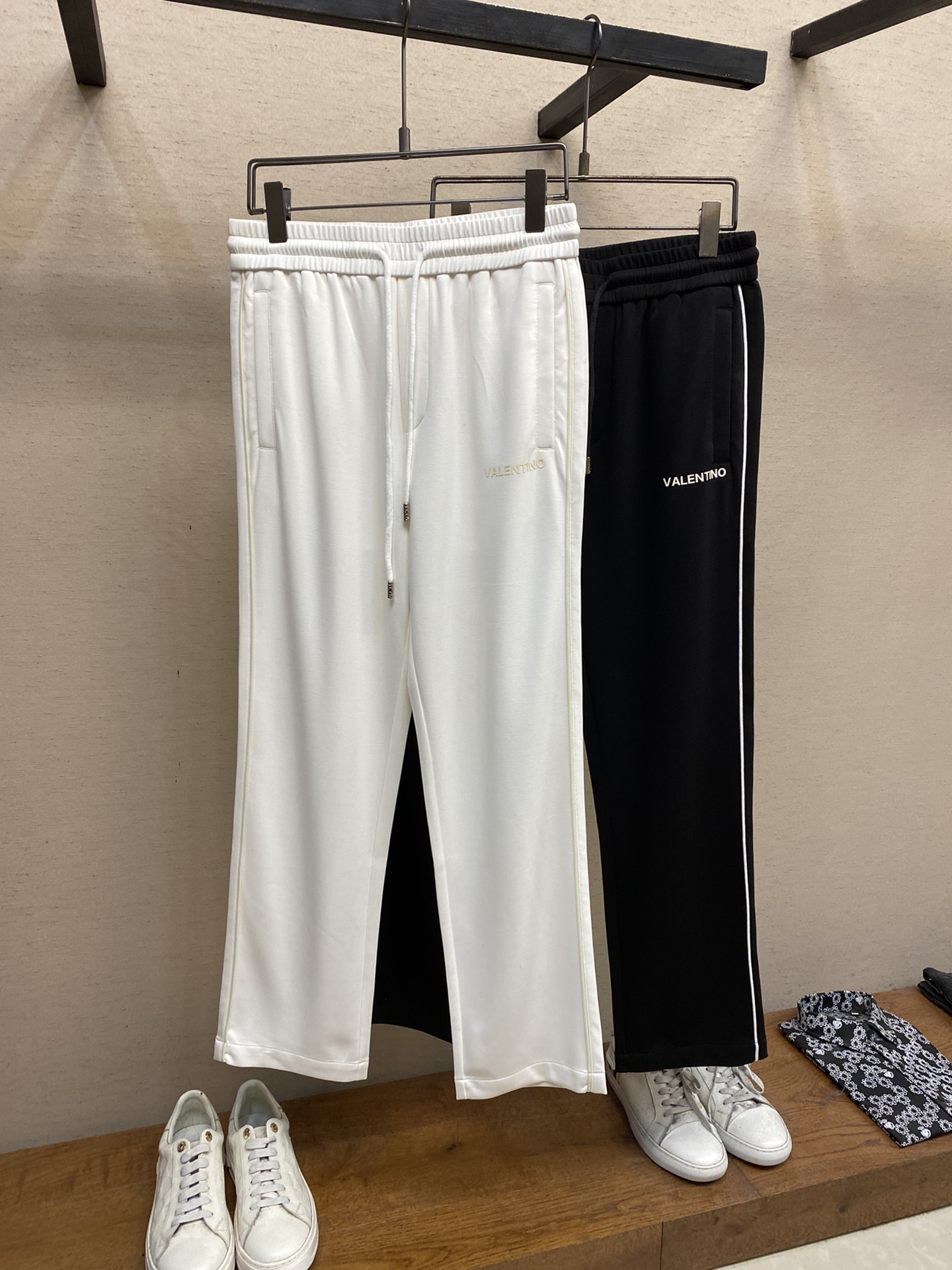  🌟🌟  华伦天奴阔腿男裤、男士休闲裤👍
纯棉面料休闲裤，最新款上身版型无敌正！
绝对可以闭眼收的一款
