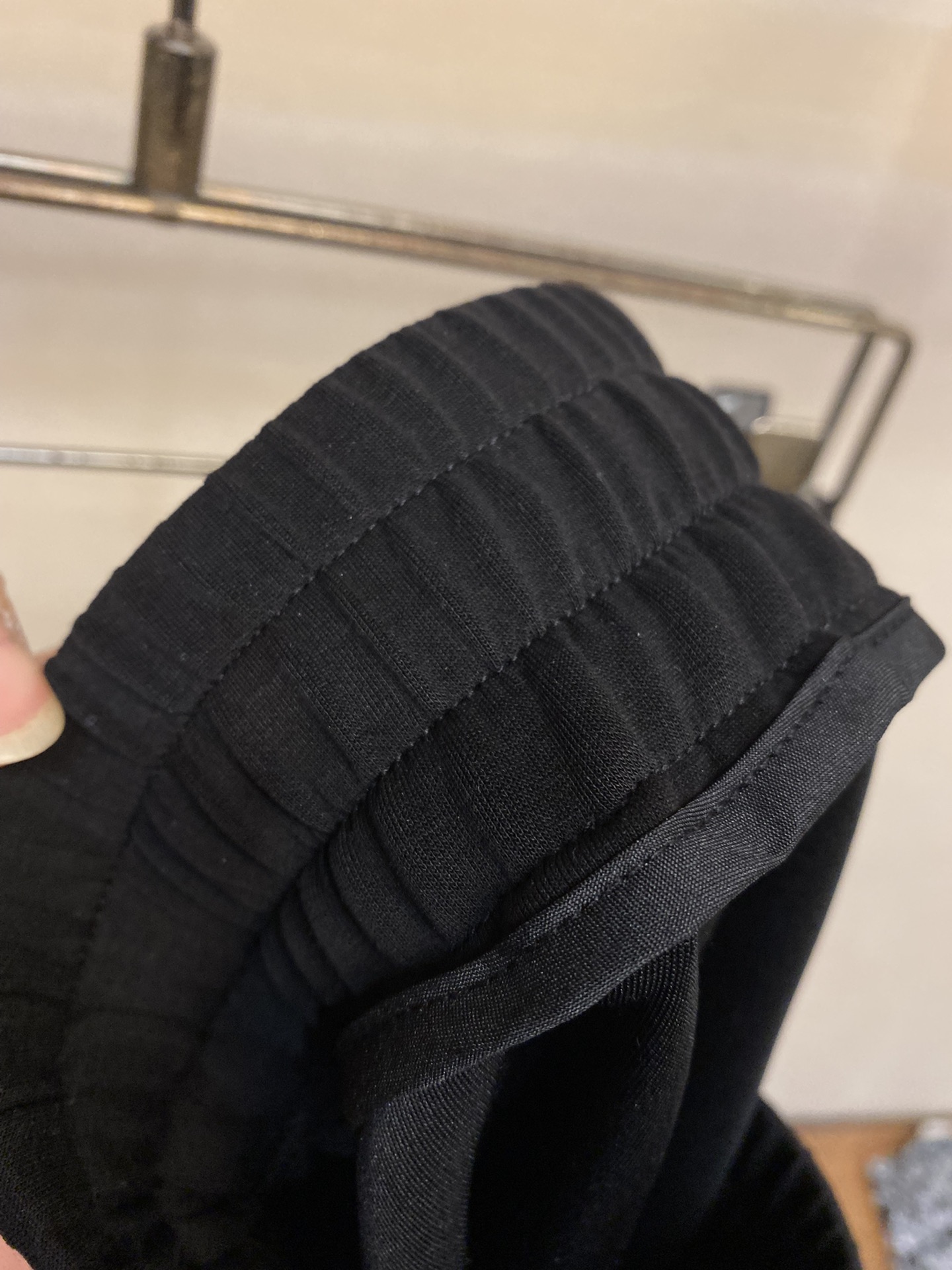  🌟🌟 Gucci、男士休闲裤👍
纯棉面料休闲裤，最新款上身版型无敌正！
绝对可以闭眼收的一款
此款裤子