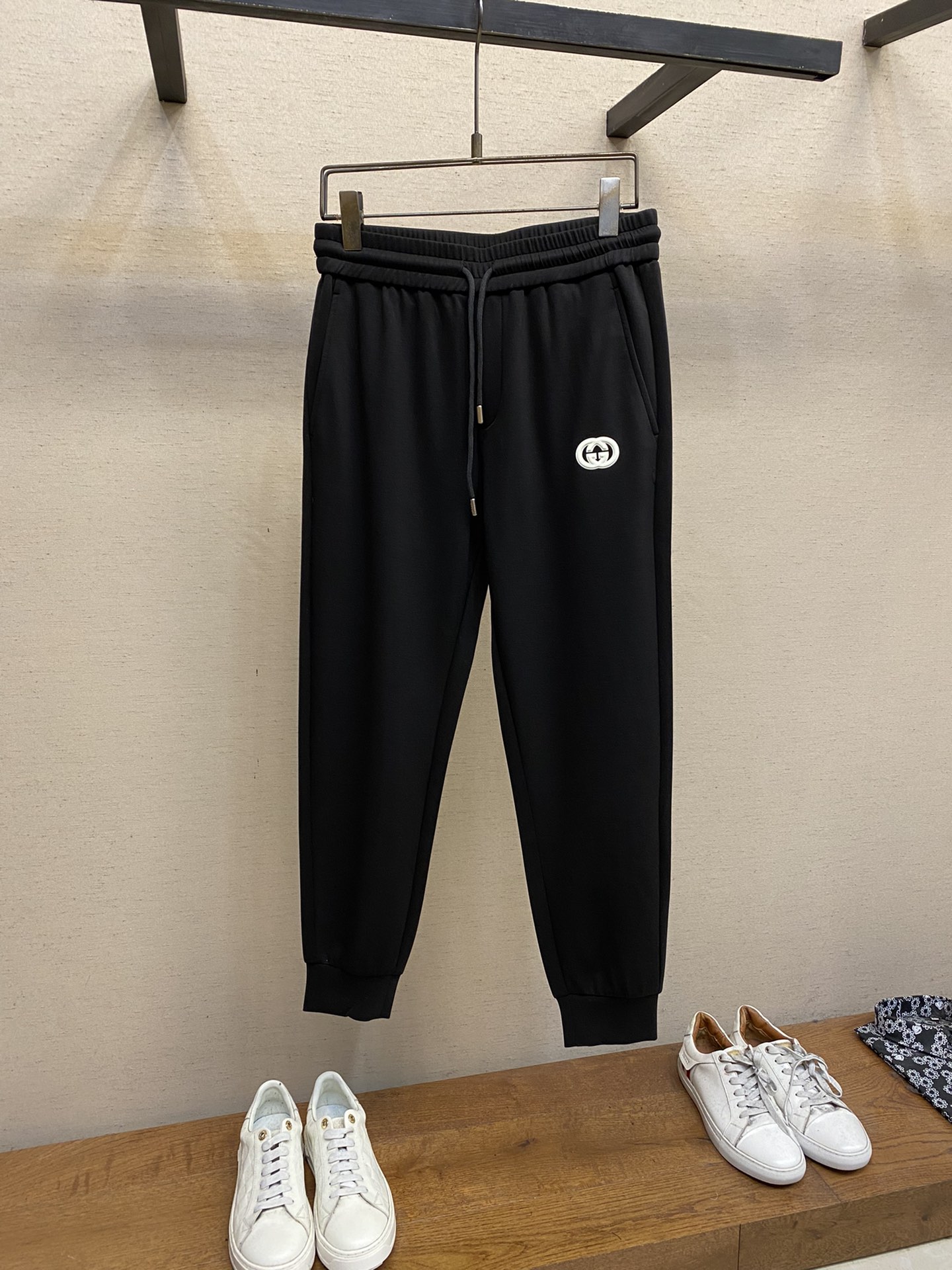  🌟🌟 Gucci、男士休闲裤👍
纯棉面料休闲裤，最新款上身版型无敌正！
绝对可以闭眼收的一款
此款裤子