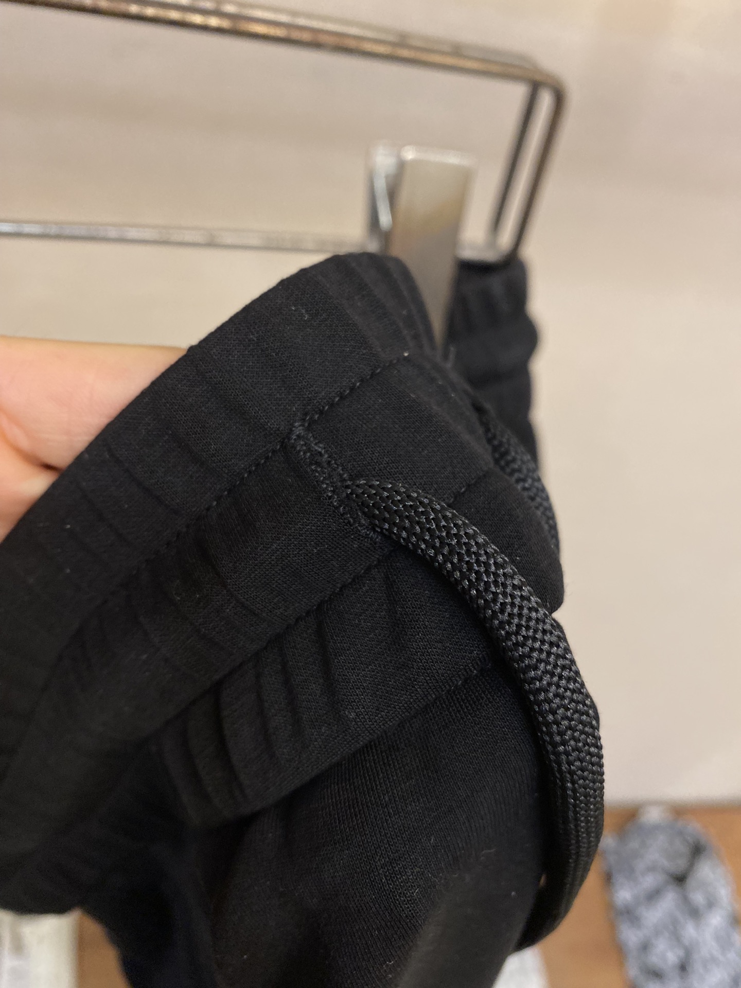  🌟🌟 Gucci、男士休闲裤👍
纯棉面料休闲裤，最新款上身版型无敌正！
绝对可以闭眼收的一款
此款裤子