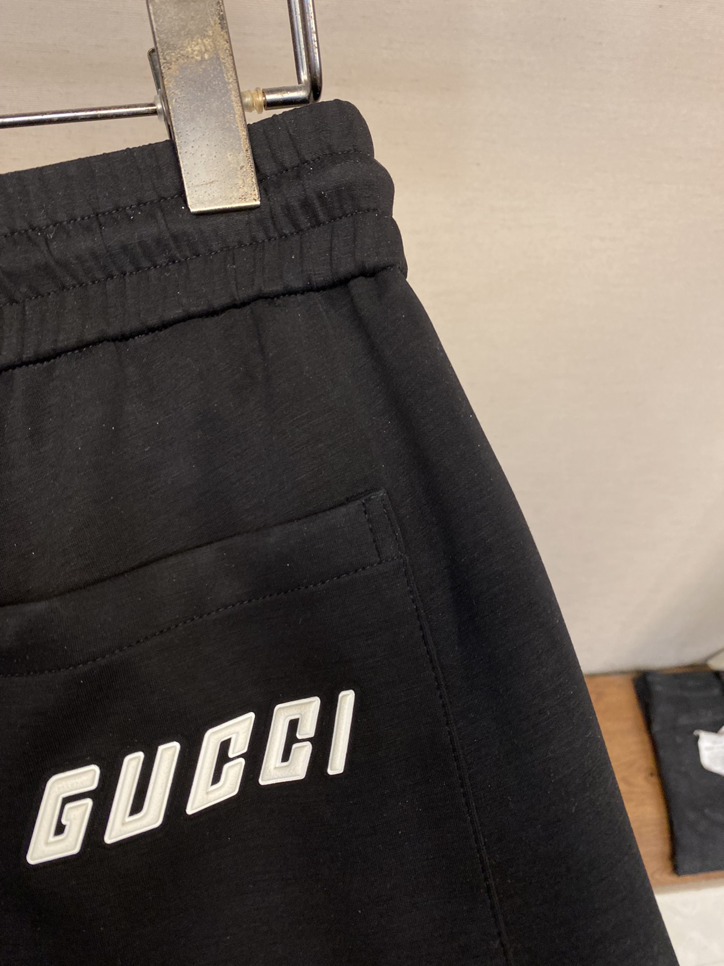  🌟🌟 Gucci、男士休闲裤👍
纯棉面料休闲裤，最新款上身版型无敌正！
绝对可以闭眼收的一款
此款裤子
