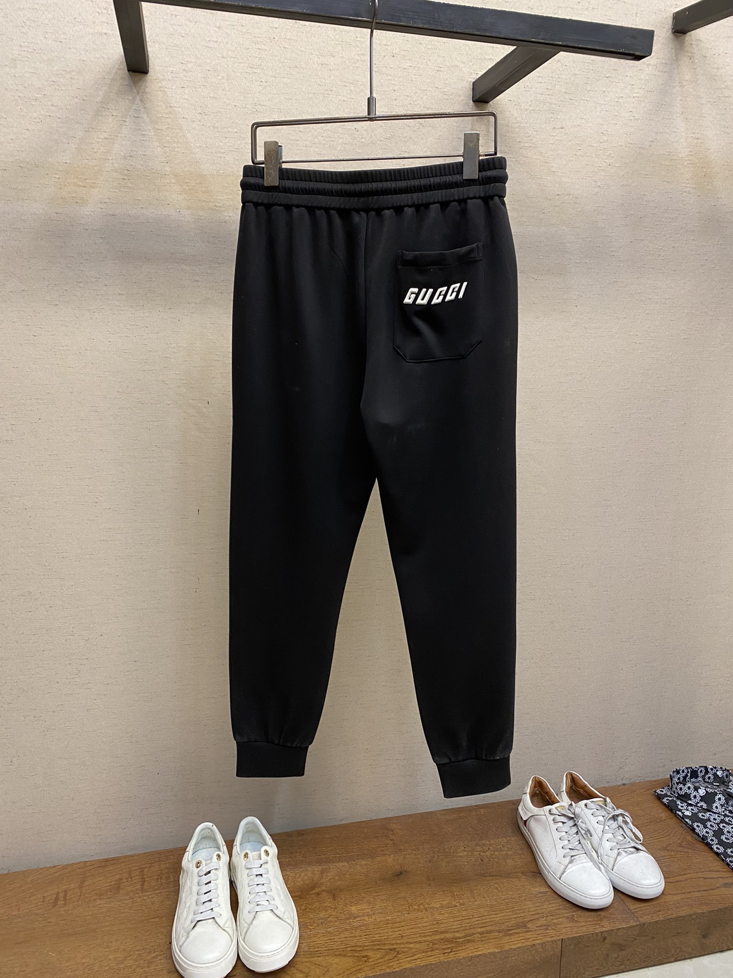  🌟🌟 Gucci、男士休闲裤👍
纯棉面料休闲裤，最新款上身版型无敌正！
绝对可以闭眼收的一款
此款裤子