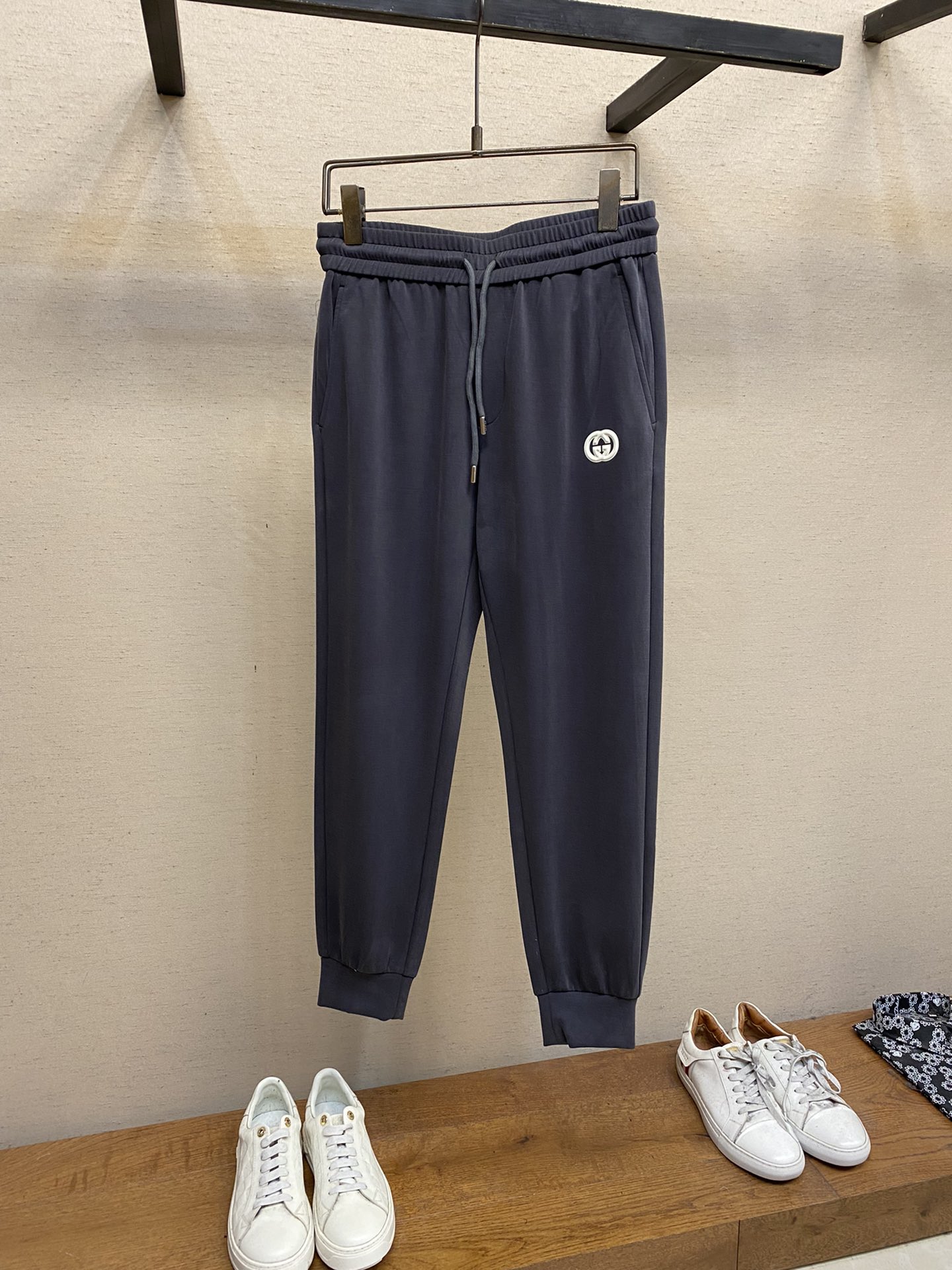  🌟🌟 Gucci、男士休闲裤👍
纯棉面料休闲裤，最新款上身版型无敌正！
绝对可以闭眼收的一款
此款裤子