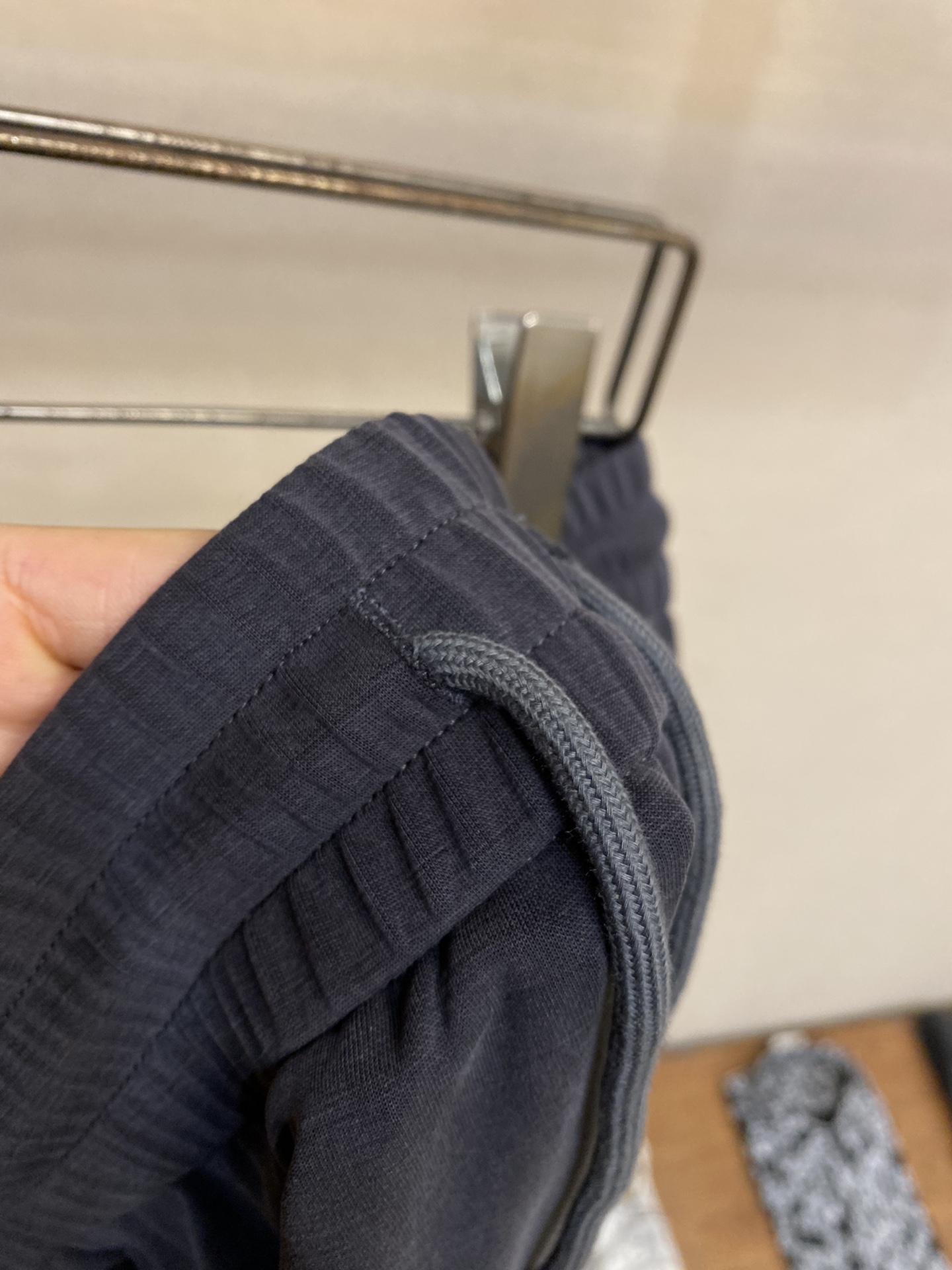  🌟🌟 Gucci、男士休闲裤👍
纯棉面料休闲裤，最新款上身版型无敌正！
绝对可以闭眼收的一款
此款裤子