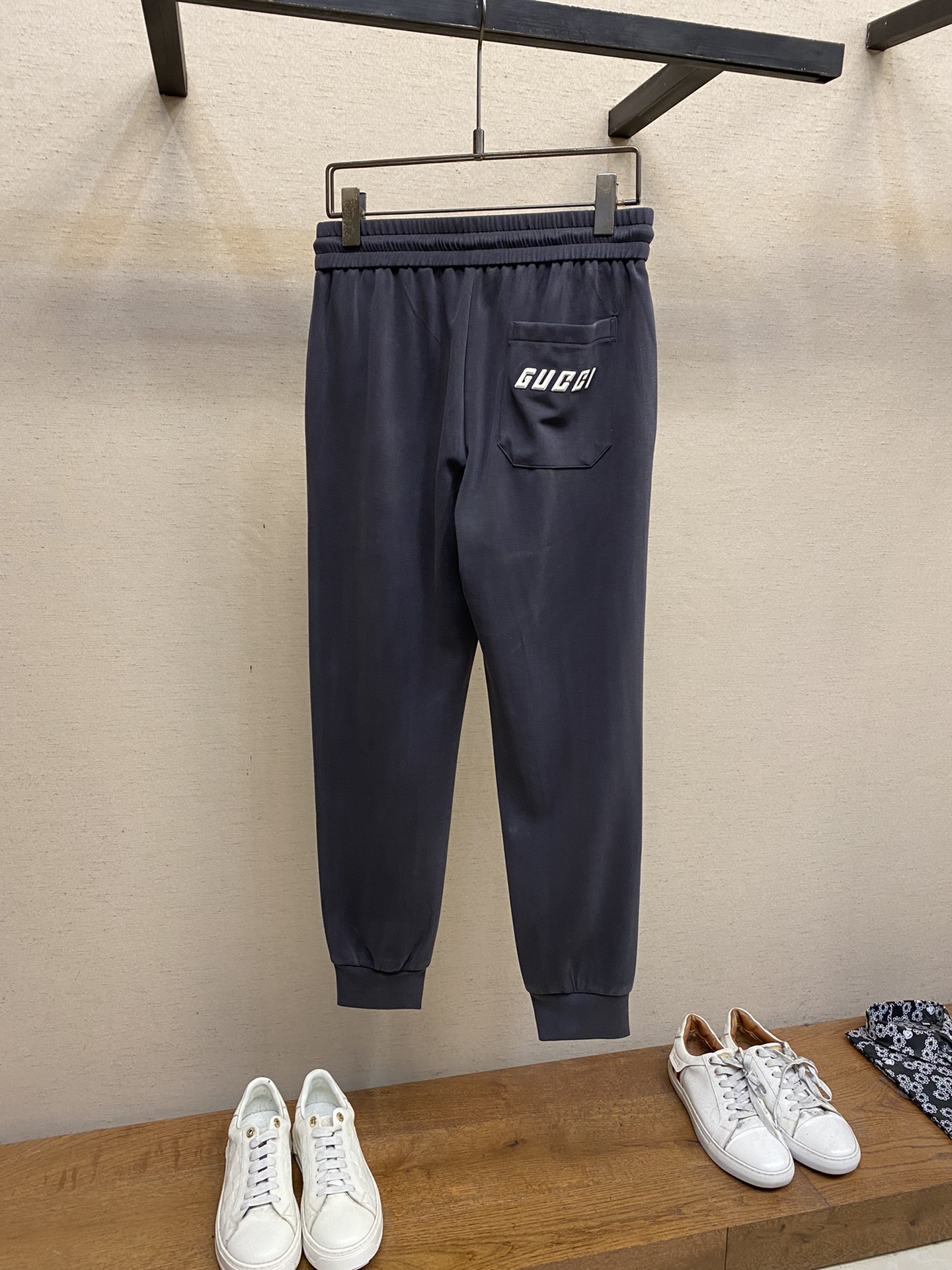  🌟🌟 Gucci、男士休闲裤👍
纯棉面料休闲裤，最新款上身版型无敌正！
绝对可以闭眼收的一款
此款裤子