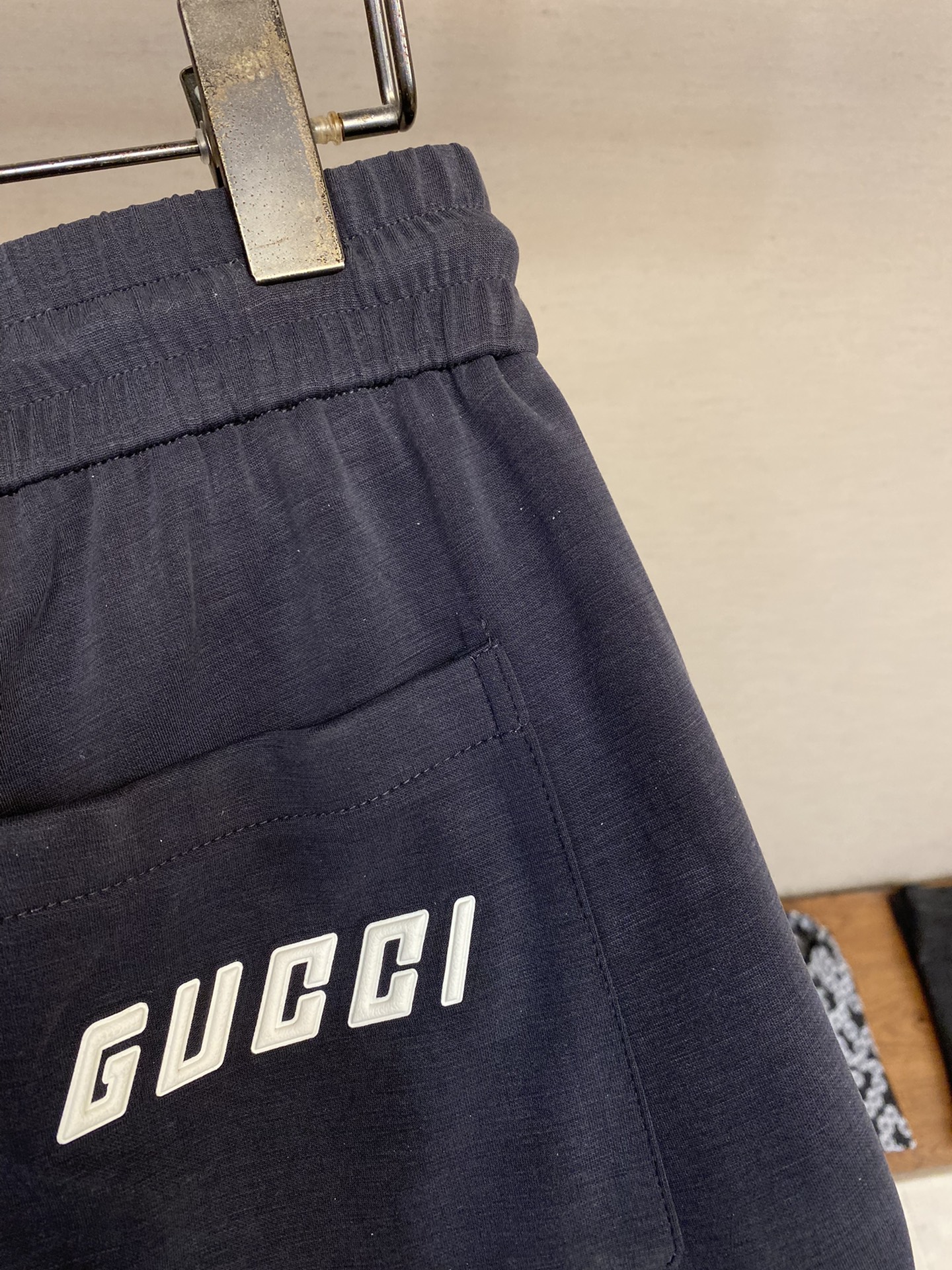  🌟🌟 Gucci、男士休闲裤👍
纯棉面料休闲裤，最新款上身版型无敌正！
绝对可以闭眼收的一款
此款裤子