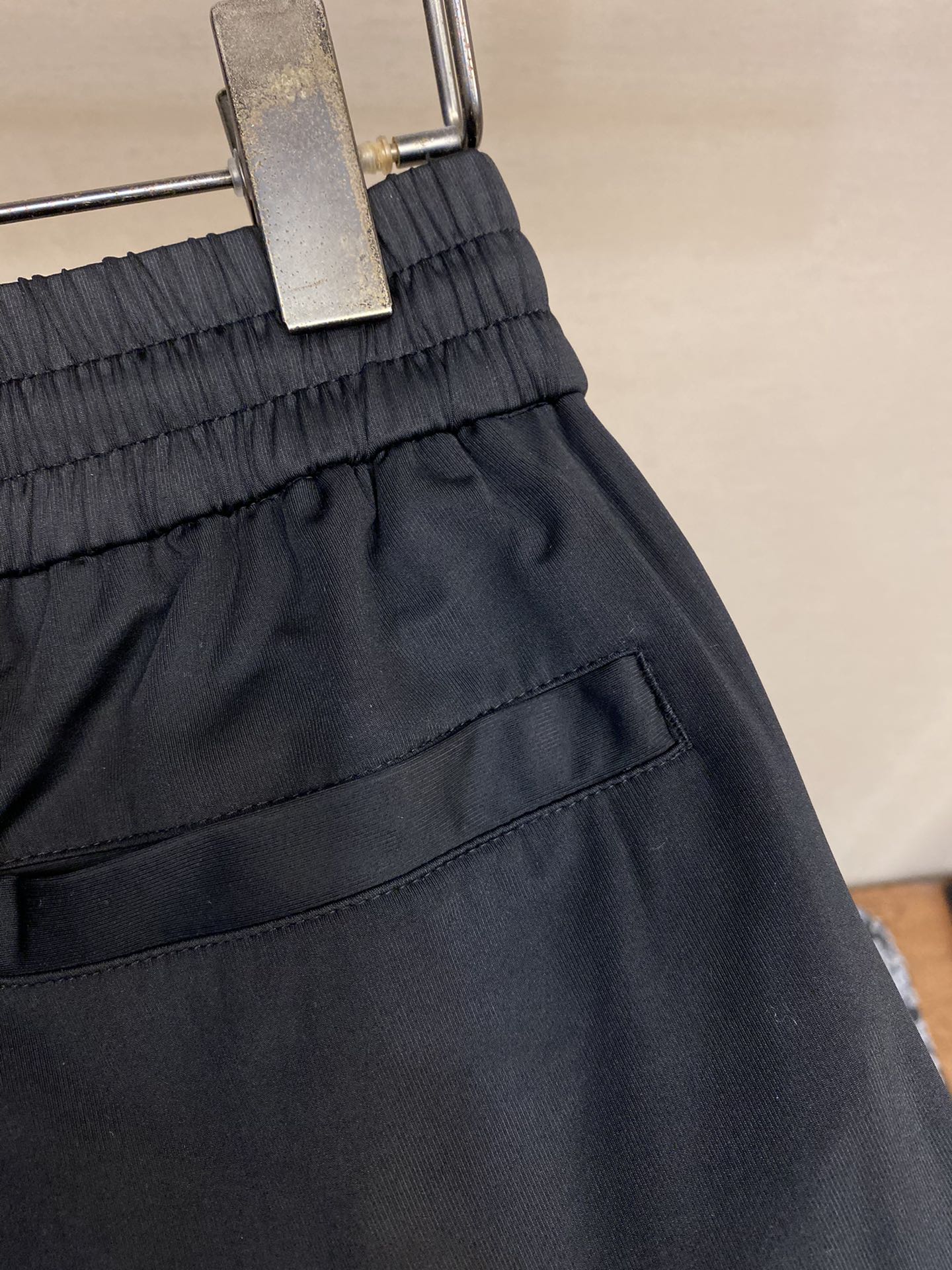  🌟🌟 Prada，男士休闲裤👍
速干面料休闲裤，最新款上身版型无敌正！
绝对可以闭眼收的一款
此款裤子