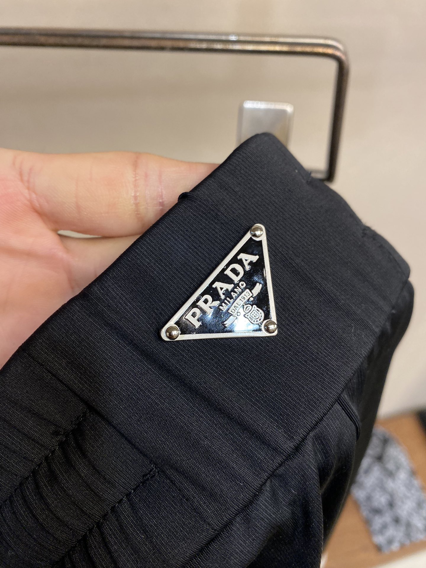  🌟🌟 Prada，男士休闲裤👍
速干面料休闲裤，最新款上身版型无敌正！
绝对可以闭眼收的一款
此款裤子