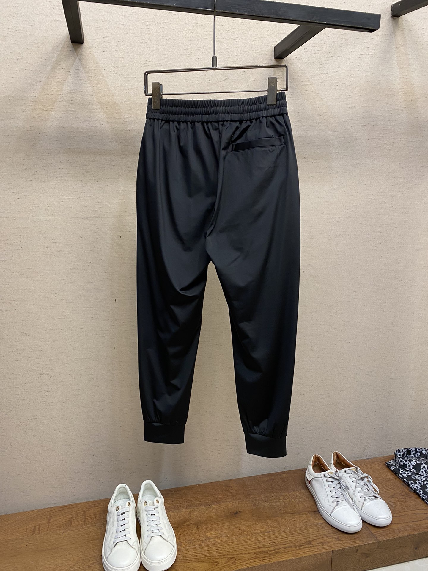  🌟🌟 Prada，男士休闲裤👍
速干面料休闲裤，最新款上身版型无敌正！
绝对可以闭眼收的一款
此款裤子