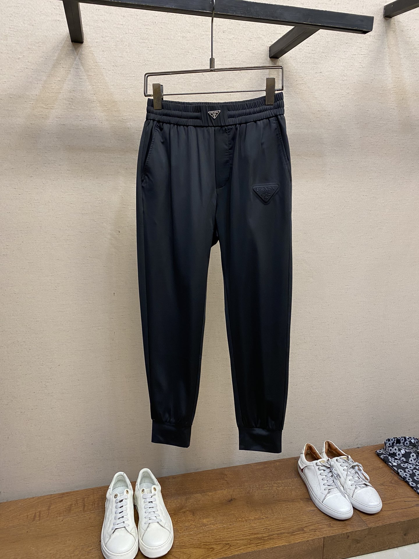  🌟🌟 Prada，男士休闲裤👍
速干面料休闲裤，最新款上身版型无敌正！
绝对可以闭眼收的一款
此款裤子