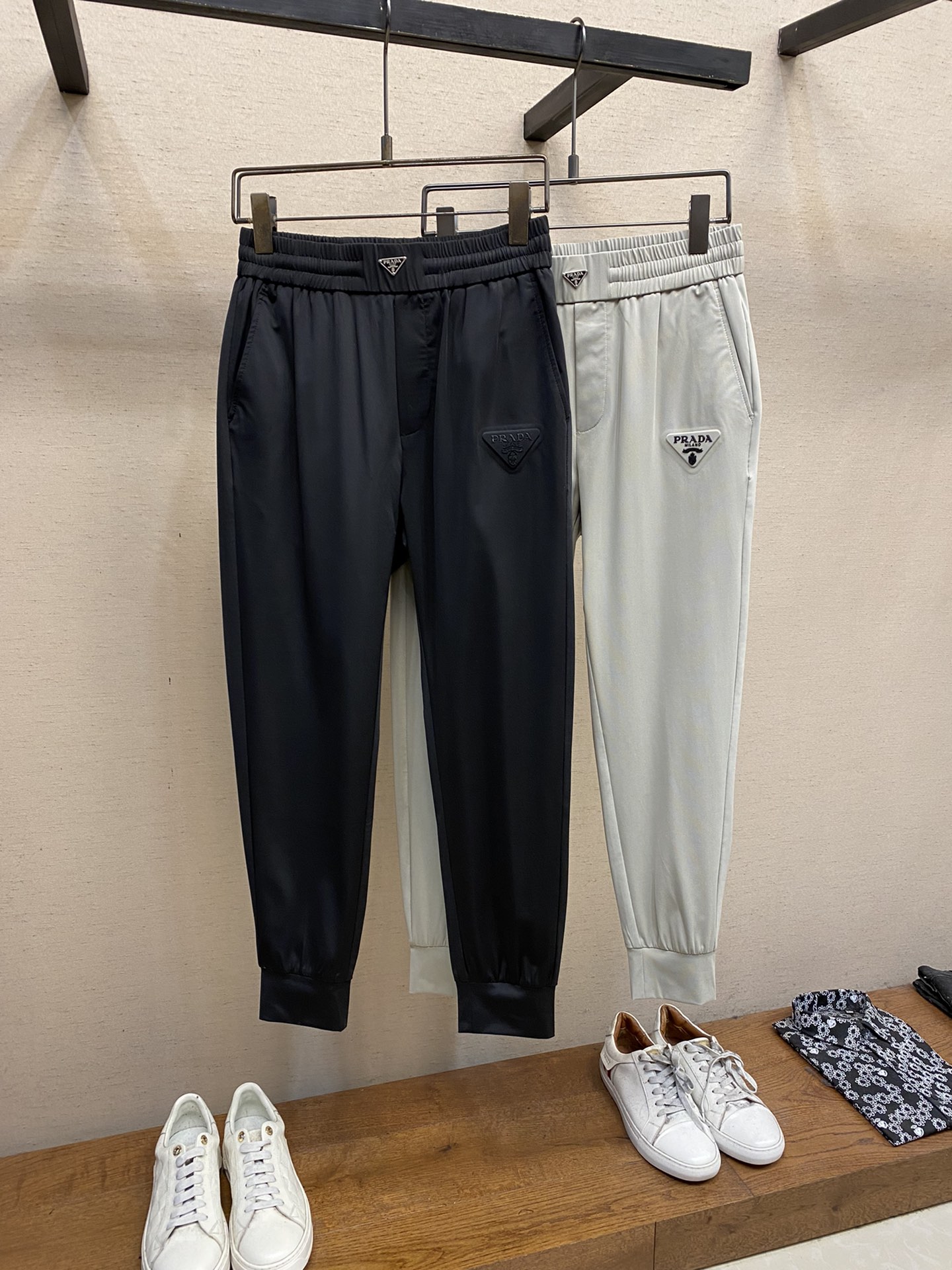 🌟🌟 Prada，男士休闲裤👍
速干面料休闲裤，最新款上身版型无敌正！
绝对可以闭眼收的一款
此款裤子