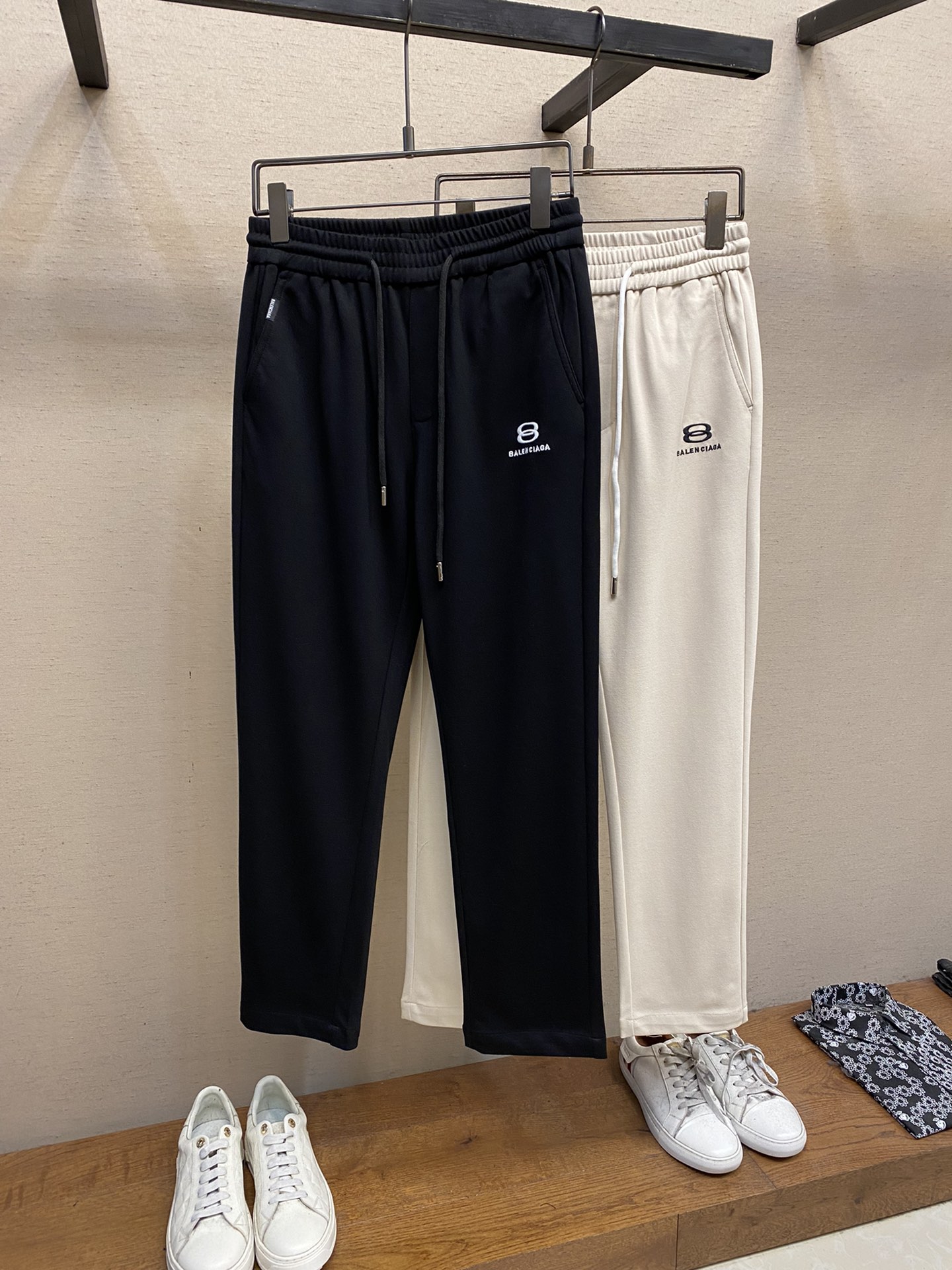  🌟🌟Balenciaga，男士休闲裤👍
纯棉面料休闲裤，最新款上身版型无敌正！
绝对可以闭眼收的一款
