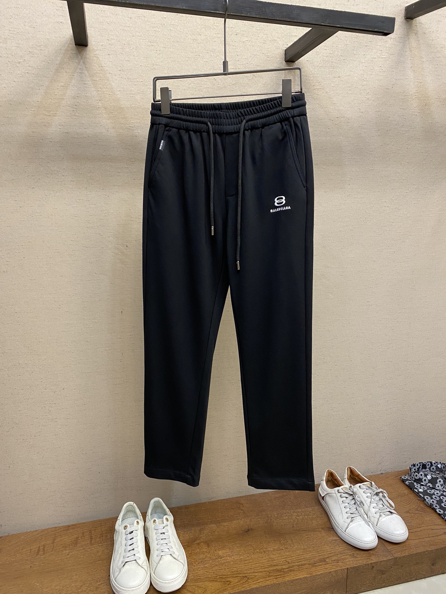  🌟🌟Balenciaga，男士休闲裤👍
纯棉面料休闲裤，最新款上身版型无敌正！
绝对可以闭眼收的一款
