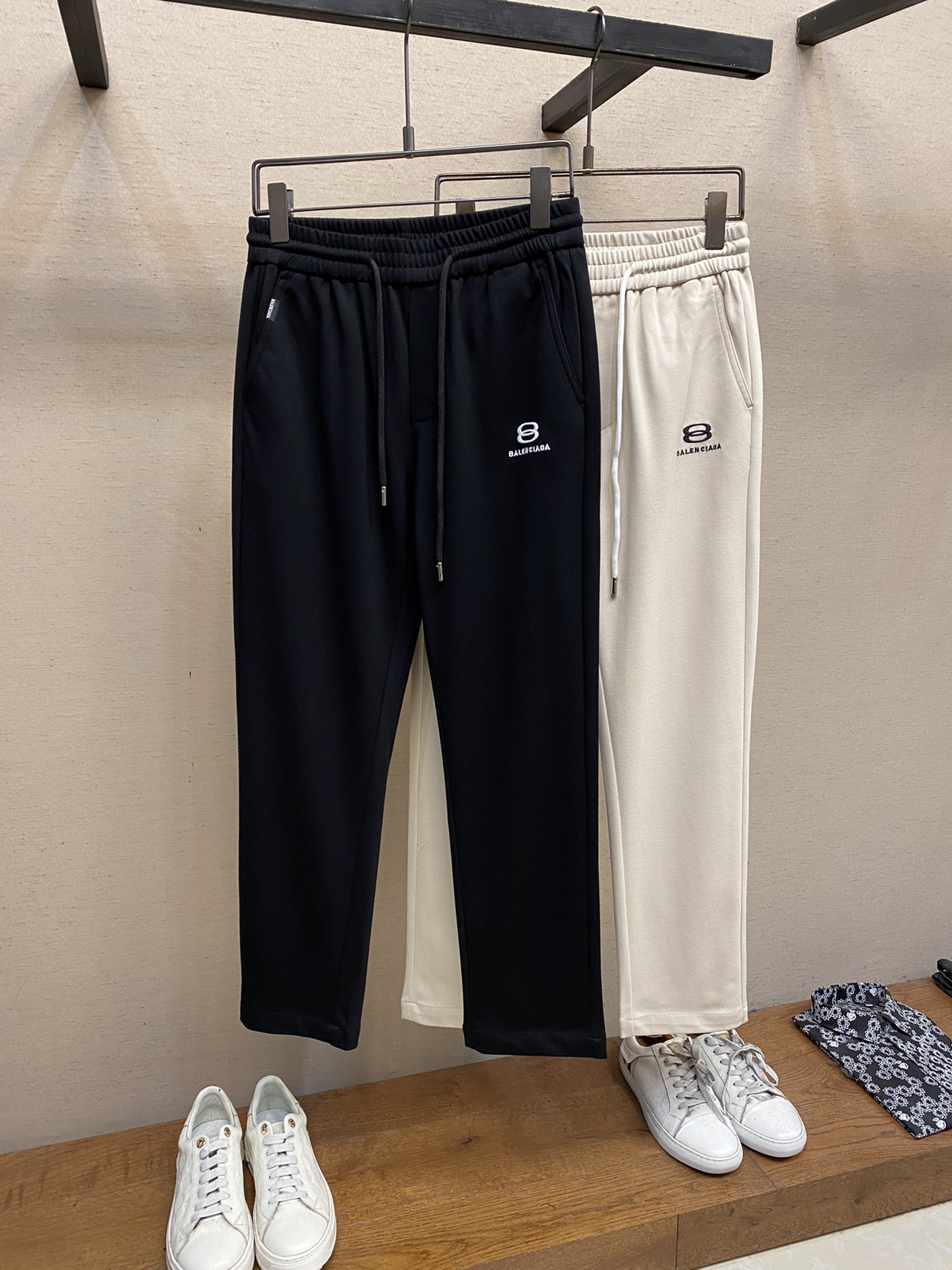  🌟🌟 Balenciaga，男士休闲裤👍
纯棉面料休闲裤，最新款上身版型无敌正！
绝对可以闭眼收的一款