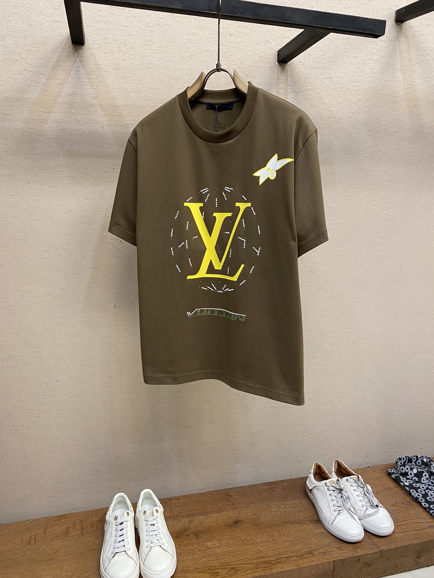 NO:135114,1V Louis Home 2025FW Early Spring Heavy Cotton Printed Rhinestone Half-sleeved T-shirt. Washing method is recommended for dry cleaning or wrapping the back of the laundry bag with cold water and quick machine washing and drying naturally!  Size S-XL, louis vuitton,tees,t-shirt,alexander wang198609091V 路易家2025FW早春 重磅纯棉印花水钻半袖T恤. 洗涤方式建议干洗或包裹洗衣袋反面单独冷水快速机洗自然晾干！ 尺码S-XL,,louis vuitton,tees，t-shirt,alexander wang,Men's clothing