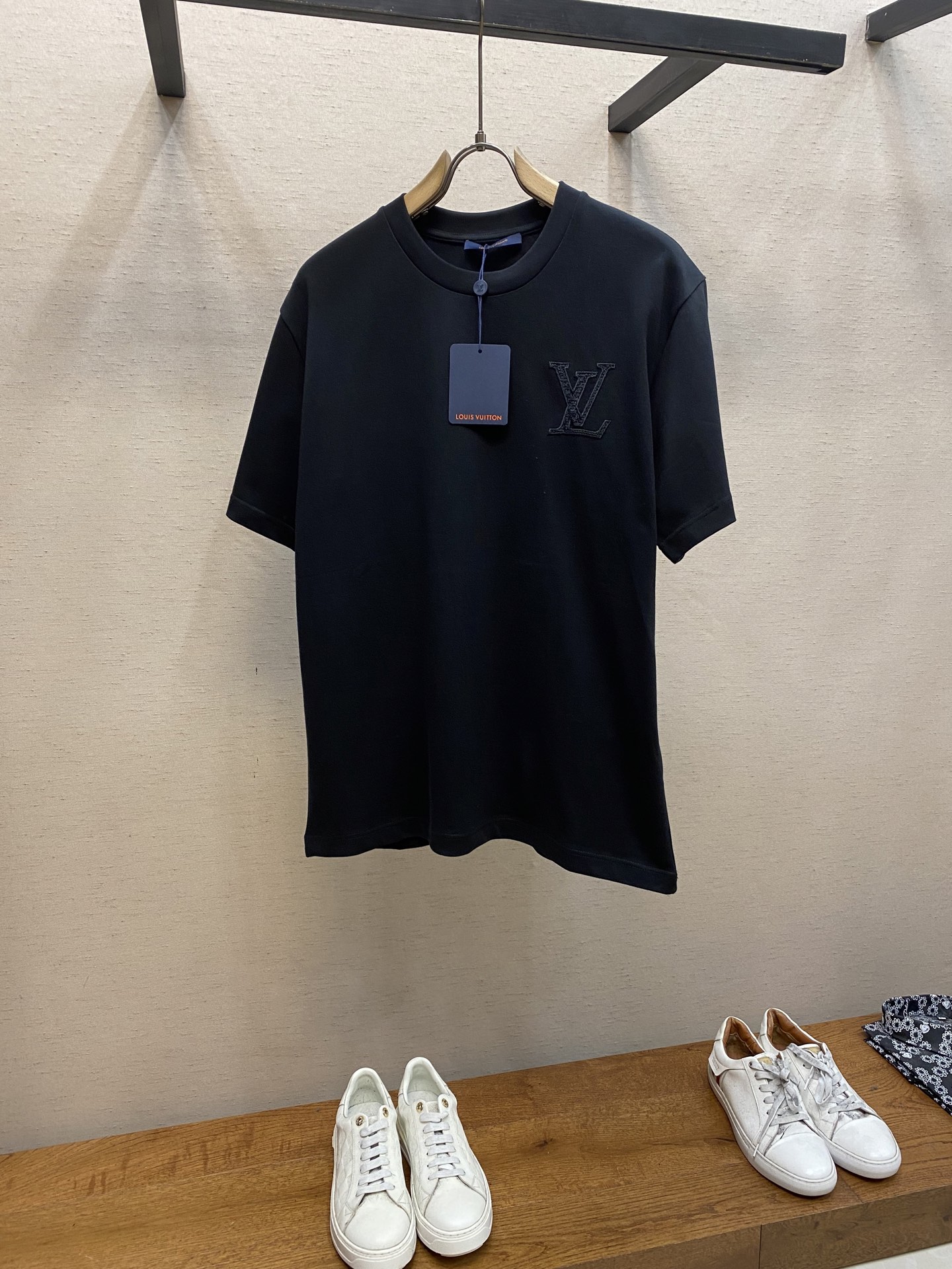 NO:442050,1V, 1V Louis Home 2025FW Early Spring Heavy Cotton Super Heavy Industry Front and Back Embroidery Logo Half-sleeved T-shirt. Washing method is recommended to dry cleaning or wrap the back of the laundry bag with cold water and dry naturally!  Size S-XL Colors Black, Purple, White, Louis vuitton,tees, t-shirt,alexander wang198609091V、1V路易家2025FW早春重磅纯棉超重工前后幅刺绣logo半袖T恤. 洗涤方式建议干洗或包裹洗衣袋反面单独冷水快速机洗自然晾干！ 尺码S-XL 颜色黑色、紫色,白色,,louis vuitton,tees，t-shirt,alexander wang,Men's clothing