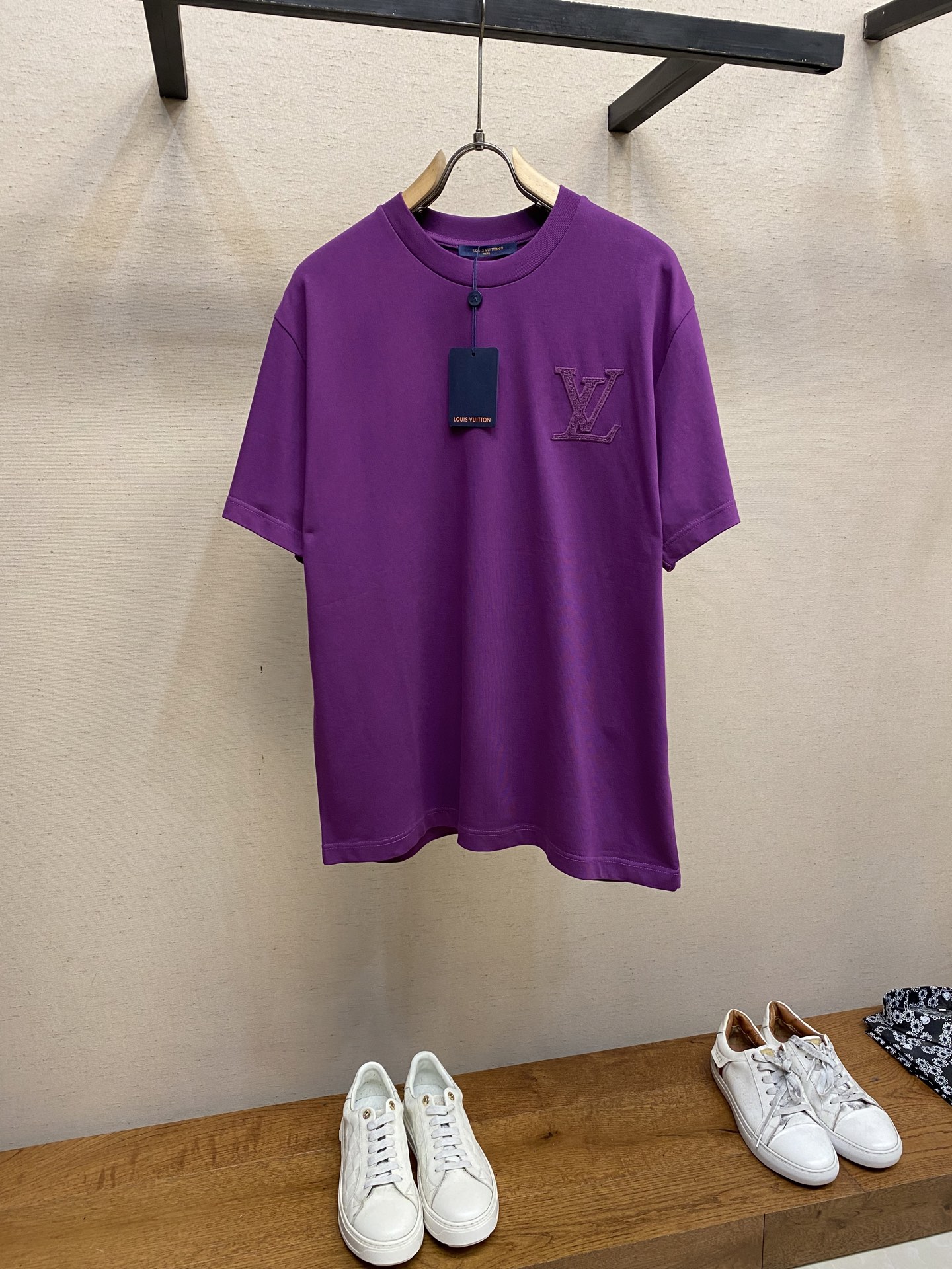 NO:509935,1V, 1V Louis Home 2025FW Early Spring Heavy Cotton Super Heavy Industry Front and Back Embroidery Logo Half-sleeved T-shirt. Washing method is recommended to dry cleaning or wrap the back of the laundry bag with cold water and dry naturally!  Size S-XL Colors Black, Purple, White, Louis vuitton,tees, t-shirt,alexander wang198609091V、1V路易家2025FW早春重磅纯棉超重工前后幅刺绣logo半袖T恤. 洗涤方式建议干洗或包裹洗衣袋反面单独冷水快速机洗自然晾干！ 尺码S-XL 颜色黑色、紫色,白色,,louis vuitton,tees，t-shirt,alexander wang,Men's clothing