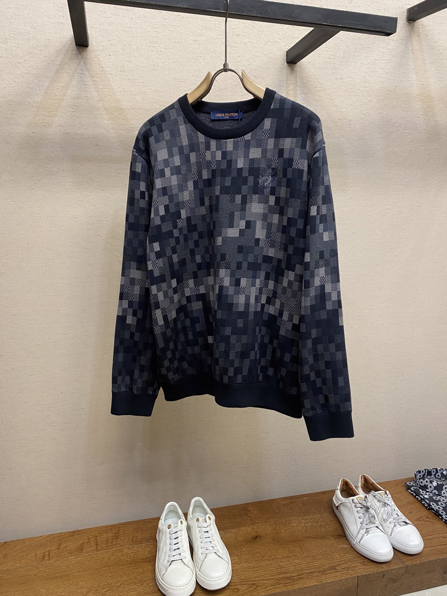 NO:118422,1V, 25 early autumn, chessboard wool round neck sweatshirt, retro and fashionable, classic chessboard elements, simple and high-end, loose hooded version, slim and fashionable, fashionable and versatile, cool and handsome, full of age reduction, super eye-catching and eye-catching when going out, Size S-XL, hoodie, sweatshirts, hats, alexander wang198609091V、25早秋 棋盘格毛织圆领卫衣 复古又时髦 经典棋盘格元素 简约又高级 宽松连帽版型上身显瘦又时髦百搭 上身酷帅气质减龄感十足 出街超级吸睛抢镜 尺码S-XL,,hoodie,sweatshirts,hats,alexander wang,Men's clothing