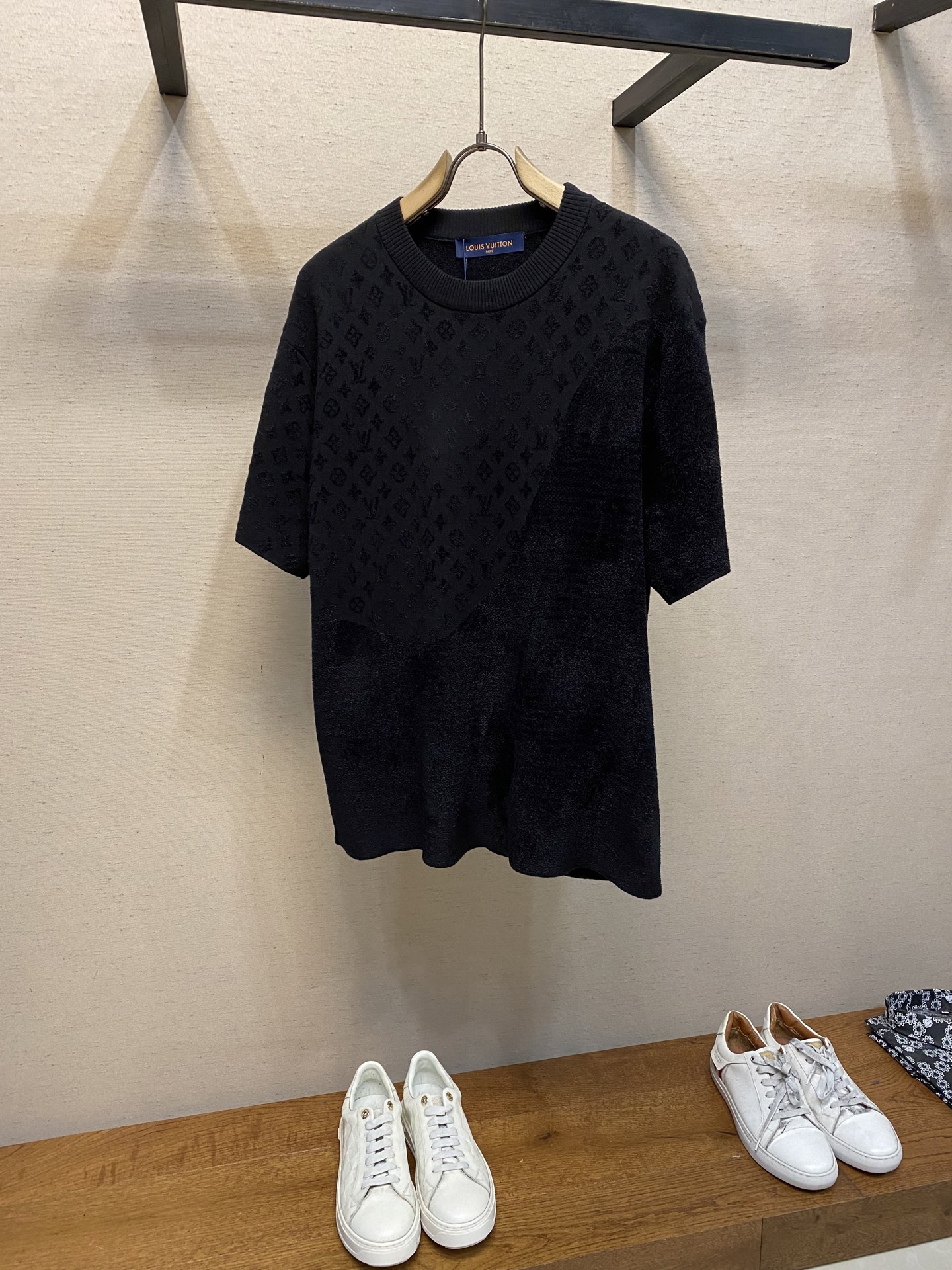 NO:118419,1V/Louis New jacquard short-sleeved round neck short-sleeved T-shirt Imported jacquard fabric, comfortable upper body and not irritating the skin. YB customized template, scanned by the computer, the effect is perfect. The fabric needs to be washed with high temperature, fixed the logo shape first and then do secondary washing. The two patterns of fabrics on the body are spliced, full of design sense!  It can be matched with multiple types of bottoms to create a fashionable look, complete with three standards!  Size S-XL, louis vuitton, T-shirt,tees, t-shirt,alexander wang198609091V/路易 新款提花短袖圆领短袖T恤 进口提花面料,上身舒适,不刺激肌肤 YB定制模版,电脑扫描过机,出来的效果完美 面料需做高温洗水先固定logo形状后需做二次洗水 衣身两种花纹面料拼接,设计感十足！ 能与多类型下装搭配营造时尚造型 三标齐全！ 尺码S-XL,,louis vuitton,T-shirt,tees，t-shirt,alexander wang,Men's clothing