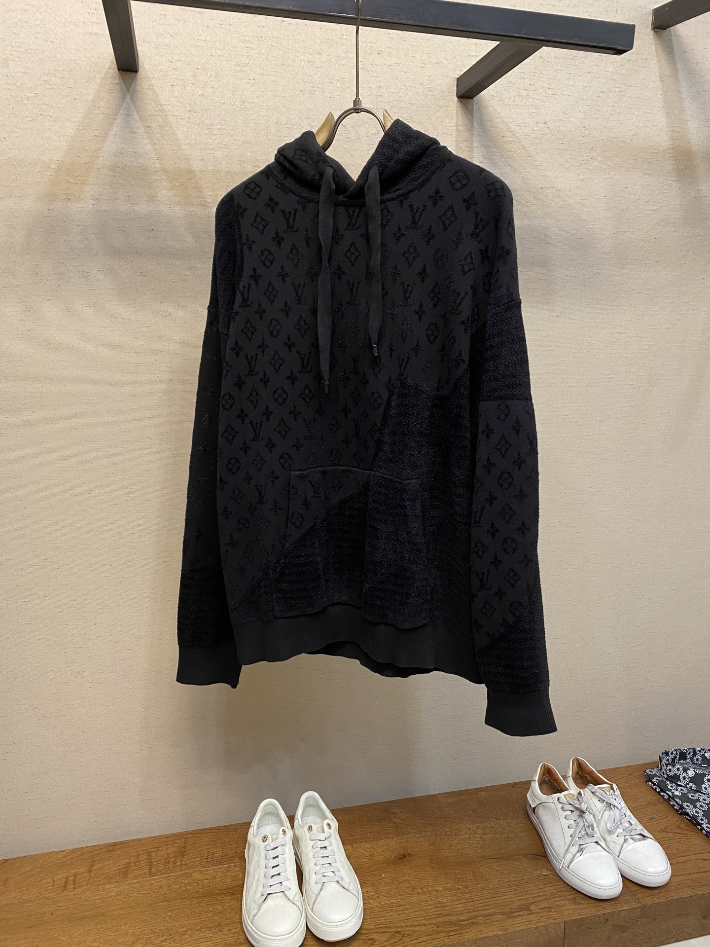 NO:118441,1V, Louis #New Jacquard Hoodie This jacquard hoodie combines Monogram elements with velvet-like silky horizontal stripes Decorated with flocking brand logo pattern Spliced ​​flocking cuffs and hem Adjustable drawstring hood Ribbed cuffs and hem Same style for men and women Size S-XL,,louis vuitton,hats,alexander wang198609091V、路易#新品提花连帽衫 本款提花连帽衫融汇 Monogram 元素与天鹅绒般柔滑的横向条纹 饰以植绒品牌标识图案 拼接植绒袖口和下摆 可调节抽绳连帽 罗纹袖口和下摆 男女同款 尺码S-XL,,louis vuitton,hats,alexander wang,Men's clothing