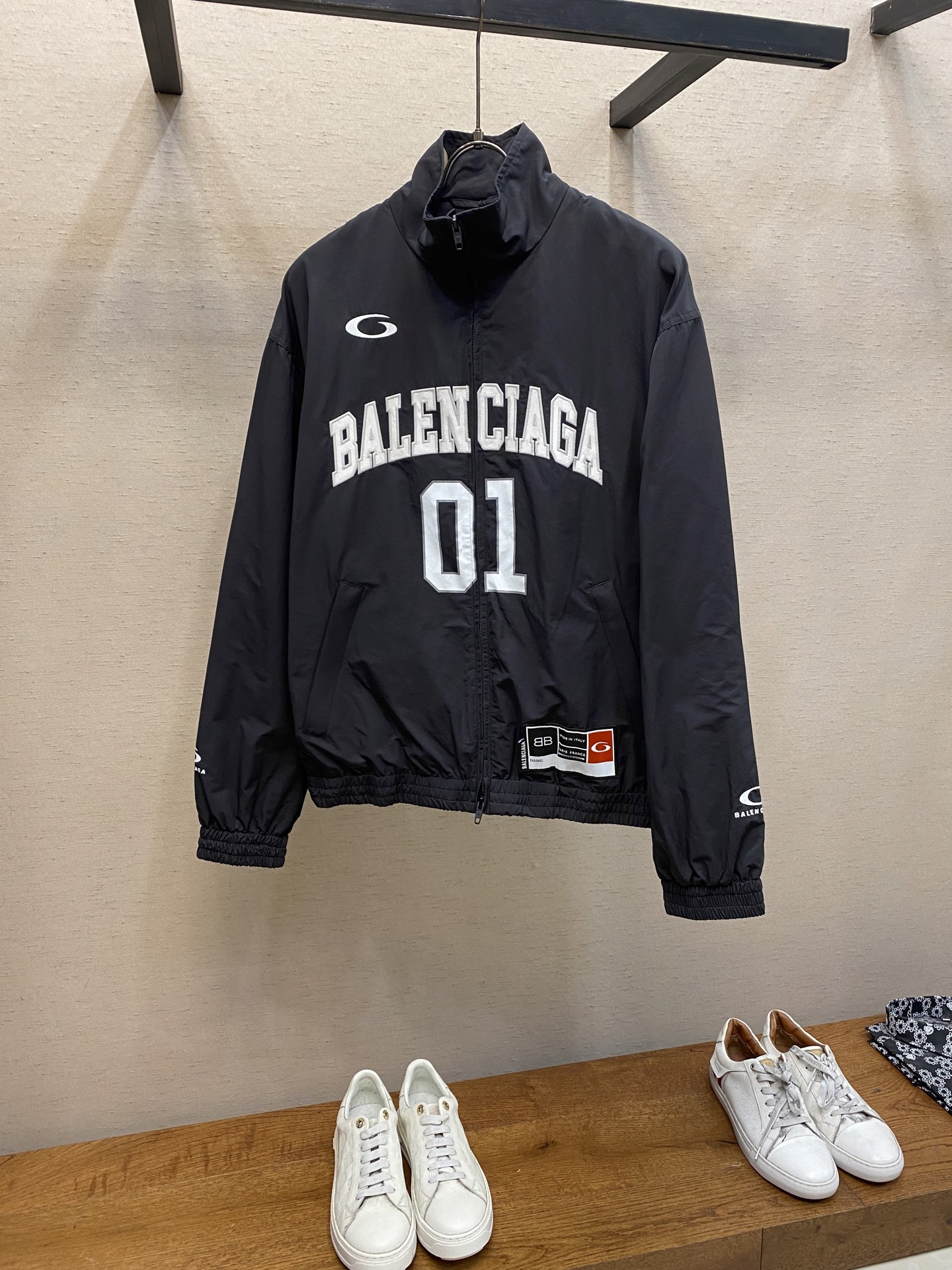 NO:121953,Balenciaga football sports jacket [Innovative technology fabric] uses 50 cotton nylon technology poplin to give the jacket a light and crisp texture and excellent breathability, adapting to high-intensity sports needs. The fabric is processed by special craftsmanship, which is anti-wrinkle and wear-resistant, while maintaining a soft and skin-friendly wear experience, blurring the boundaries between function and luxury. Craft 1. The front and back of the jacket are decorated with Basketball theme embroidery and polyester fiber embroidery thread outlined abstract sports totem. Pattern details combine graffiti brushstrokes and precision needlework to pay tribute to the passion and free spirit of basketball culture, becoming a street art carrier for walking... Craft 2. High-function design details Double-head zipper opening and closing flexibly adjusts the neckline shape, unlocking the possibility of multiple scenes - the high-neck mode resists the cold wind, and the zipper pulls down to instantly switch to lazy street style. Craft 3  The three-dimensional tailoring long sleeves fit the smooth design of the arm lines, the cuffs and waist circumference enhance the wrapping feeling, and maintain a neat outline during movement. [The printing and embroidery technology at the placket should be closely fit, the process is relatively complex, and the restoration is difficult] The process here is different from market currency, sizes S-XL, balenciaga, jackets & coats, alexander wang19860909Balenciaga足球运动夹克【革新科技面料】 采用50棉锦纶科技府绸,赋予夹克轻盈挺括的质感与卓越的透气性,适应高强度运动需求.面料经特殊工艺处理,抗皱耐磨,同时保持柔软亲肤的穿着体验,模糊功能与奢华的界限.  工艺1. 夹克正背面均饰以Basketball主题刺绣以聚酯纤维绣线勾勒抽象化的运动图腾.图案细节融合涂鸦笔触与精密针法,致敬篮球文化的激情与自由精神,成为行走的街头艺术载体..  工艺2. 高机能设计细节 双头拉链开合灵活调节领口形态,解锁多场景穿搭可能——高领模式抵御寒风,下拉拉链瞬间切换慵懒街头风.  工艺3 立体剪裁长袖贴合手臂线条的流畅设计,袖口与腰围 缩褶工艺 增强包裹感,运动中亦保持利落轮廓. 【门襟处的印花与绣花工艺 应贴合密切 工艺比较复杂 还原难度高】 此处工艺区别市场通货、 尺码S-XL,,balenciaga,jackets & coats,alexander wang,Men's clothing