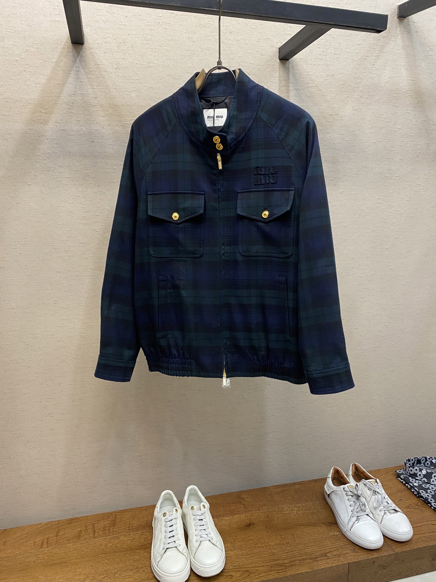 NO:118437,Miu Miu wool checked jacket fabric selection and color spinning process uses customized wool color spinning houndstooth fabric. The color spinning process allows colors to be evenly distributed in the yarn, which not only improves the texture of the fabric, but also ensures the firmness of the color and the difficulty of fading. Accurate cutting and positioning cutting beds use positioning and positioning equipment to accurately cut the fabric, which improves the overall quality through optical positioning and mechanical positioning. Ensure that each product meets the high standards of MIUMIU. (Reduce the quality of the alignment and market currency) Embroidery logo and Tashima embroidery machine use Tashima embroidery machine to paste fabrics of various shapes on the basic fabric, and then use embroidery thread to lock and decorate, making the embroidery logo more firm and beautiful, highlighting the brand style.  Details are cleverly spliced ​​with plaid fabrics in the same color at the details such as the cuffs and hem, with rich layers; the stand collar and button cuff design are both practical and beautiful; the patch pocket design is convenient to carry small items, and it also adds the practicality of the jacket. Size S-XL,,miumiu, jackets & coats,alexander wang19860909Miu Miu 羊毛格纹夹克 面料选择与色纺工艺采用定制羊毛色纺千鸟格面料,色纺工艺使颜色均匀地分布在纱线中,不仅提升了面料的质感,还确保了色彩的牢固度和不易褪色性. 精准裁剪与定位裁床使用定位裁床设备进行精准裁剪布料,通过光学定位和机械定位提高整体质量.确保每一件产品都符合MIUMIU的高标准.（还原对位的品质区别市场通货） 刺绣徽标与田岛绣花机运用田岛绣花机将各种形状的布料贴合在基础布料上,再用绣线进行锁边和装饰,使刺绣徽标更加牢固且美观,彰显品牌格调. 细节处理在袖口与下摆等细节处巧妙拼接同色系格子面料,层次丰富；立领与纽扣袖口设计既实用又美观；贴袋设计方便携带小物品,同时增添了夹克的实用性. 尺码S-XL,,miumiu,jackets & coats,alexander wang,Men's clothing