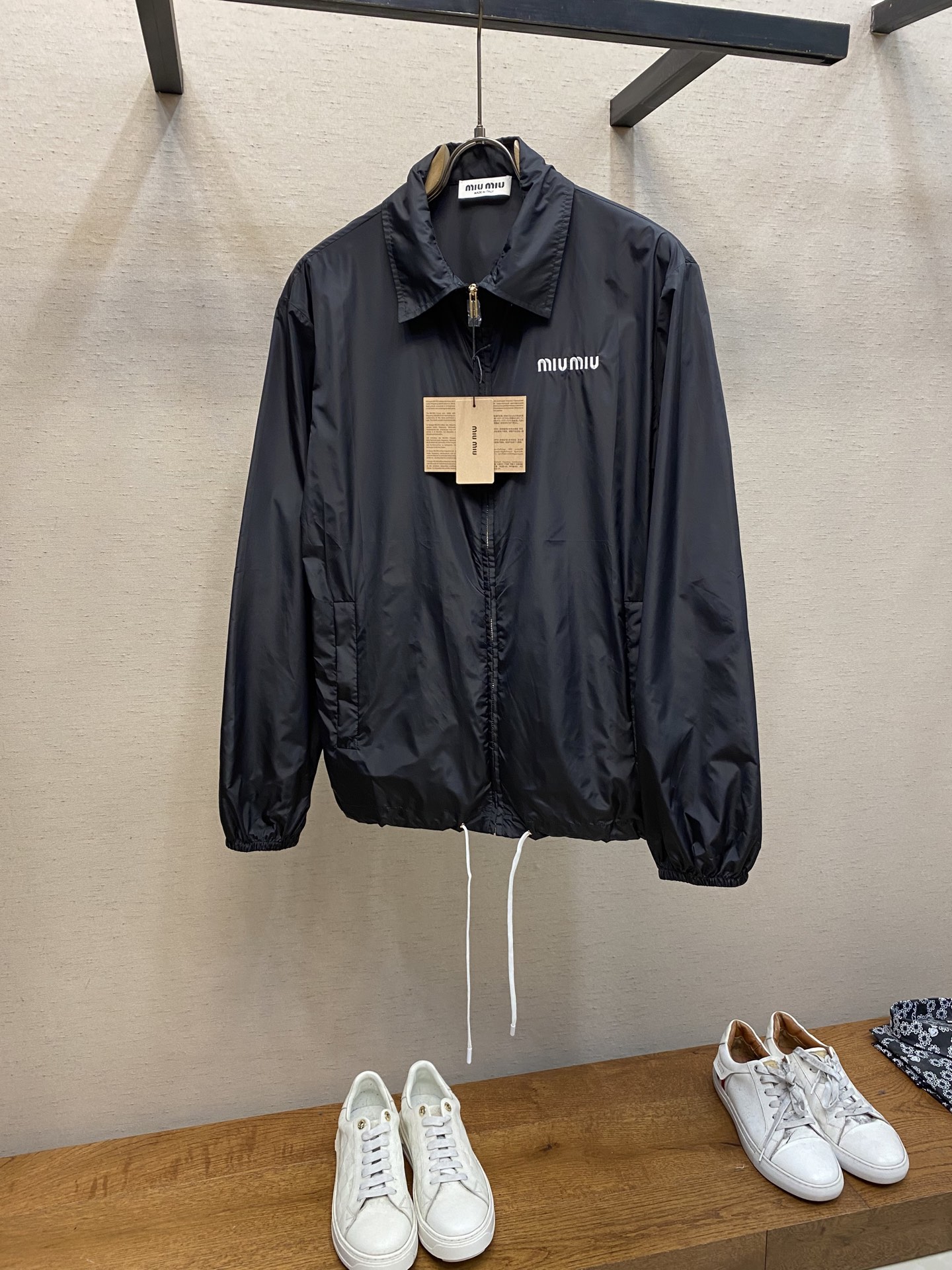 NO:118440,Miu Miu Nylon Jacket Functional fabric material is made of nylon. This fabric is lightweight, wear-resistant, waterproof and wind-proof, which is very suitable for outdoor activities or daily wear. This jacket cleverly combines sports style with simple lines, showing the vitality and freedom of sportswear, and the simplicity of fashionable clothing. Applying shirt lapels on the jacket not only retains the elegant temperament of the shirt, but also adds a sense of layering to the jacket. It makes the jacket suitable for wearing formal wear and showing a capable professional image; it can also be matched with casual wear to create a casual and comfortable atmosphere. Embroidered logo decoration Embroidered logos as embellishments not only highlight the brand's unique identity, but also adds the texture and layering of the jacket. Using Tajima embroidery machine restores the fineness of the logo. Girdle design  The waist design can adjust the tightness according to the personal figure, showing the wearer's body curve, which is both practical and beautiful. Size S-XL, miumiu, jackets & coats,shirts,alexander wang19860909Miu Miu 尼龙夹克 功能性织物材质 选用尼龙材质,这种面料具有轻便、耐磨、防水防风等特点,非常适合户外活动或日常穿着. 这款夹克巧妙地将运动风格与简洁线条相结合,既展现了运动服饰的活力与自由,又不失时尚服饰的简洁大方. 将衬衫翻领应用于夹克上,既保留了衬衫的优雅气质,又为夹克增添了层次感.使得夹克既适合搭配正装穿着,展现出干练的职业形象；也能与休闲装搭配,营造出随性、自在的氛围. 刺绣徽标装饰 刺绣徽标作为点缀,既彰显了品牌的独特身份,又增加了夹克的质感和层次感. 采用田岛刺绣机 还原了徽标精细程度 束腰设计 束腰设计可以根据个人身材调节松紧度,展现出穿着者的身形曲线,既实用又美观. 尺码S-XL,,miumiu,jackets & coats,shirts,alexander wang,Men's clothing