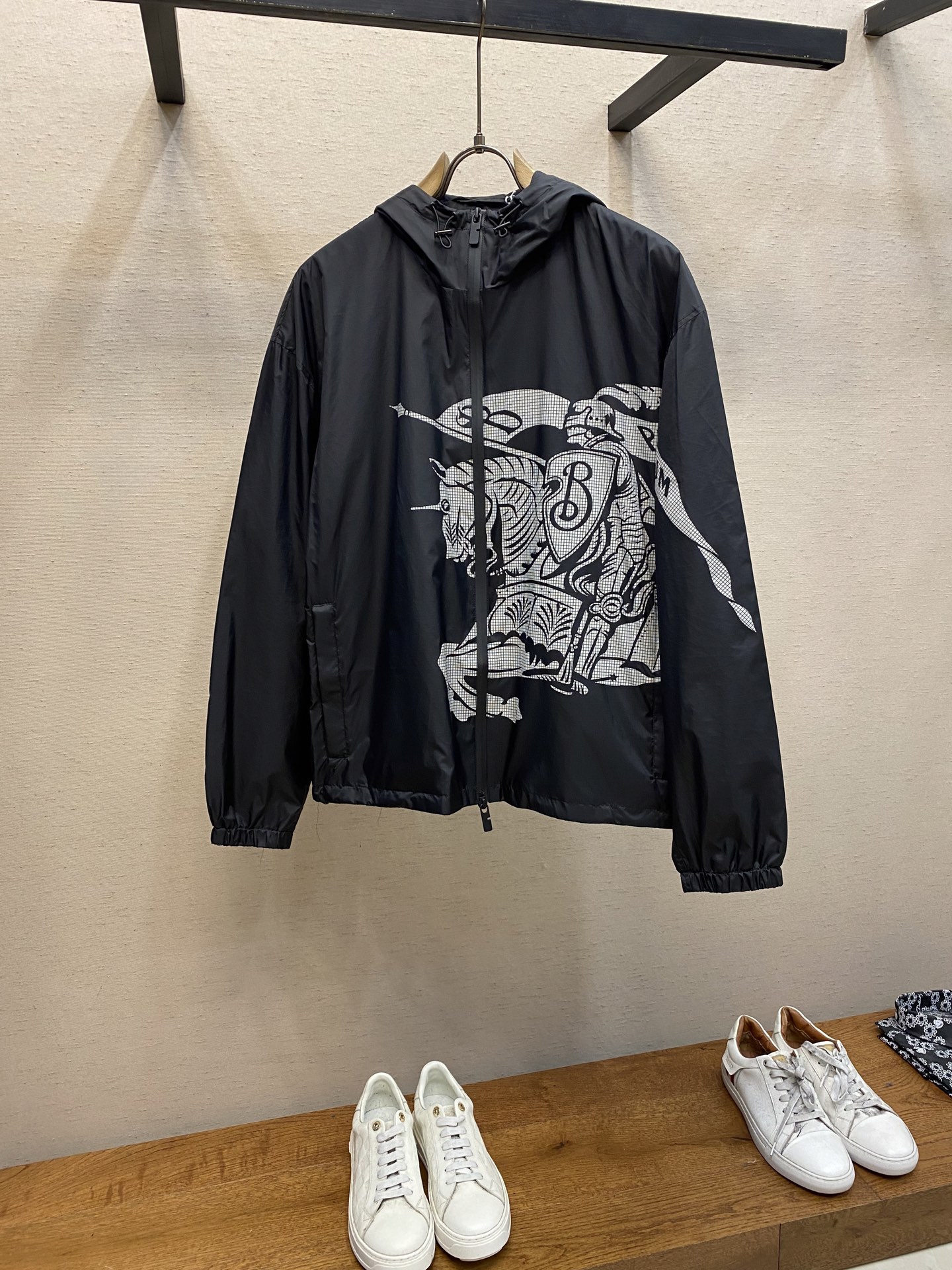 NO:135141,BBR, 25SS Burberry Equestrian Knight Logo Nylon Jacket Fabric is made of high-quality nylon fabric, with lightness, wear resistance, wind and waterproof properties, which is very suitable for making casual jackets. In the fabric treatment, special waterproof coating treatment technology is used to enhance its waterproof performance. Cut and sew the fabric into the required shape and size according to the design drawings. Use advanced sewing equipment and technology to sew the fabric together to form the overall structure of the jacket. During the sewing process, special attention should be paid to the details, such as sewing of zippers, pockets, cuffs, etc., to ensure its firmness and aesthetics. A very accurate restoration of the logo pattern is required. The Equestrian Knight logo (EKD) and B-shaped zipper heads are decorated on the jacket through glue printing to highlight the brand's characteristics. The printing treatment uses environmentally friendly and washable pigments to ensure the long-lasting and brightness of the print.  Drawstring hood and hem design can adjust the tightness according to weather changes to provide better protection. Back-fitting and inspection The sewn jacket is finished after finishing, such as ironing, thread removal, etc., to make it more flat and beautiful. Strict quality inspection Size S-XL, burberry, jackets & coats, jackets & coats, hats, alexander wang19860909BBR、25SS Burberry马术骑士徽标尼龙外套 面料由高品质的尼龙面料,具有轻盈、耐磨、防风防水等特性,非常适合制作休闲夹克. 在面料处理上,采用特殊的防水涂层处理技术,以增强其防水性能. 裁剪与缝制 根据设计图纸,将面料裁剪成所需形状和尺寸. 使用先进的缝制设备和技术,将面料缝制在一起,形成夹克的整体结构. 在缝制过程中,特别注意细节处理,如拉链、口袋、袖口等部位的缝制,确保其牢固度和美观度. 需要非常精准的还原徽标图案 徽标与印花处理 通过胶浆印花将马术骑士徽标（EKD）和B字型拉链头装饰在夹克上,彰显品牌特色. 印花处理采用环保、耐洗的颜料,确保印花持久、鲜艳. 抽绳式连帽与衣摆设计,可根据天气变化调整松紧度,提供更好的防护效果. 后整与检验 对缝制好的夹克进行后整处理,如熨烫、去线头等,使其更加平整、美观. 进行严格的质量检验 尺码S-XL,,burberry,jackets & coats,jackets & coats,hats,alexander wang,Men's clothing