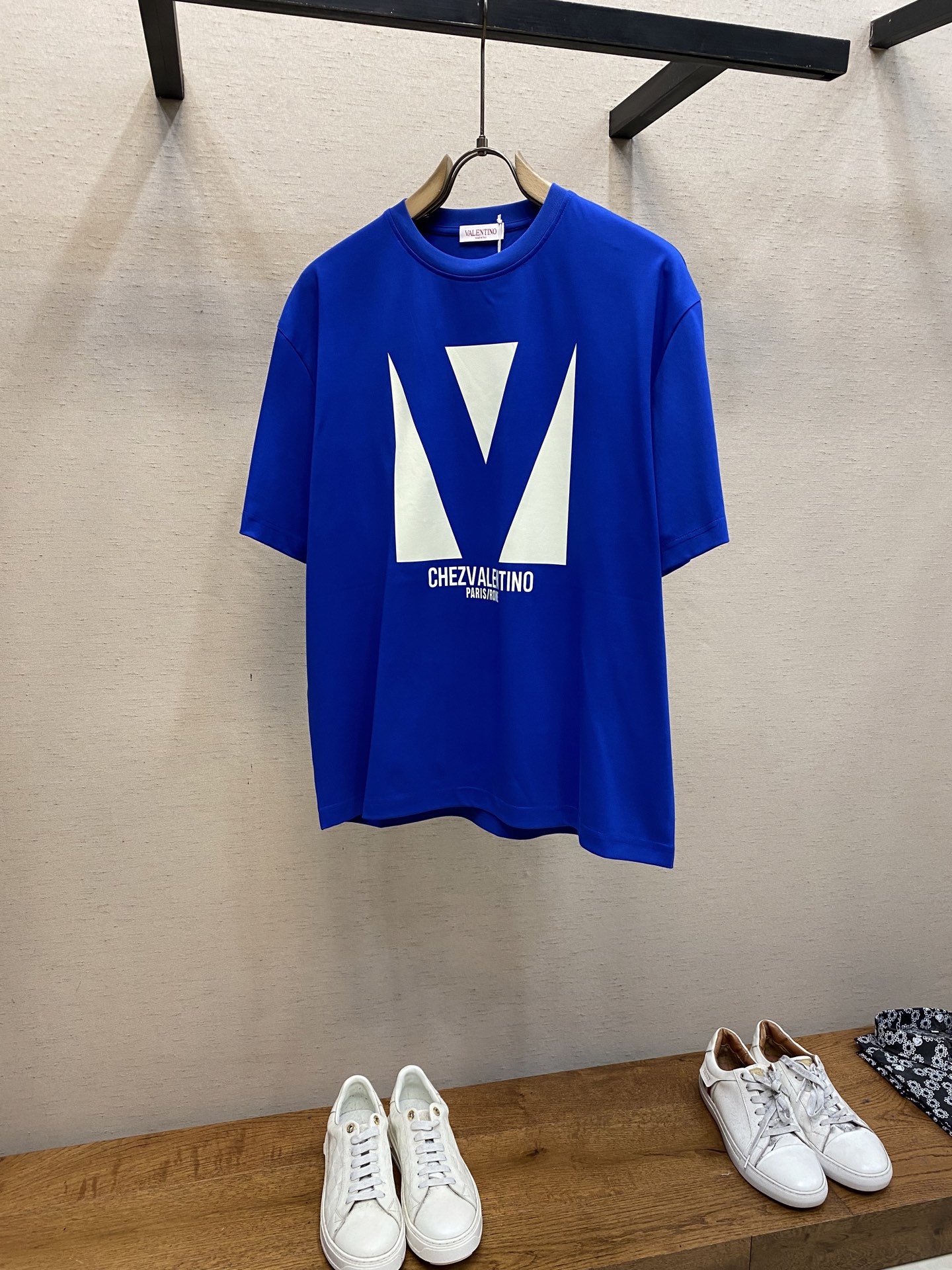 NO:118425,VLT... New Valentino pure cotton loose round neck short sleeves fixed dye high-end blue, bright and white, blue and white print, versatile casual, same style for men and women, Size S-XL, color black, blue,,valentino,T-shirt,alexander wang19860909VLT…… 新款华伦天奴纯棉宽松圆领短袖 定染高级蓝 亮眼又显白 蓝白调印花 百搭休闲 男女同款 尺码S-XL 颜色黑色、蓝色,,valentino,T-shirt,alexander wang,Men's clothing