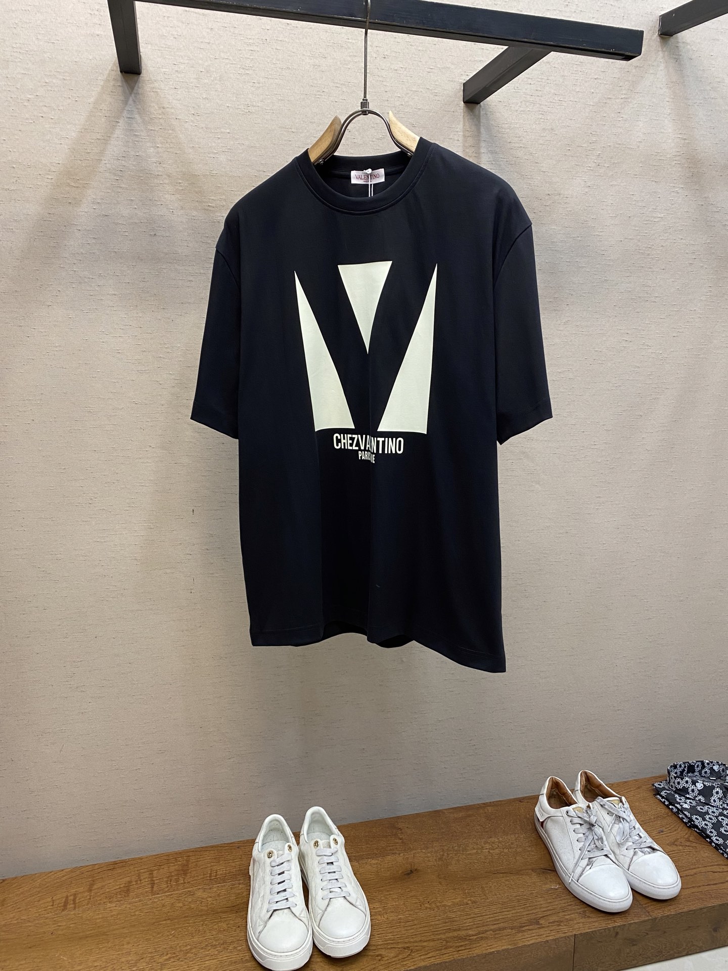 NO:118967,VLT... New Valentino pure cotton loose round neck short sleeves fixed dye high-end blue, bright and white, blue and white print, versatile casual, same style for men and women, Size S-XL, color black, blue,,valentino,T-shirt,alexander wang19860909VLT…… 新款华伦天奴纯棉宽松圆领短袖 定染高级蓝 亮眼又显白 蓝白调印花 百搭休闲 男女同款 尺码S-XL 颜色黑色、蓝色,,valentino,T-shirt,alexander wang,Men's clothing