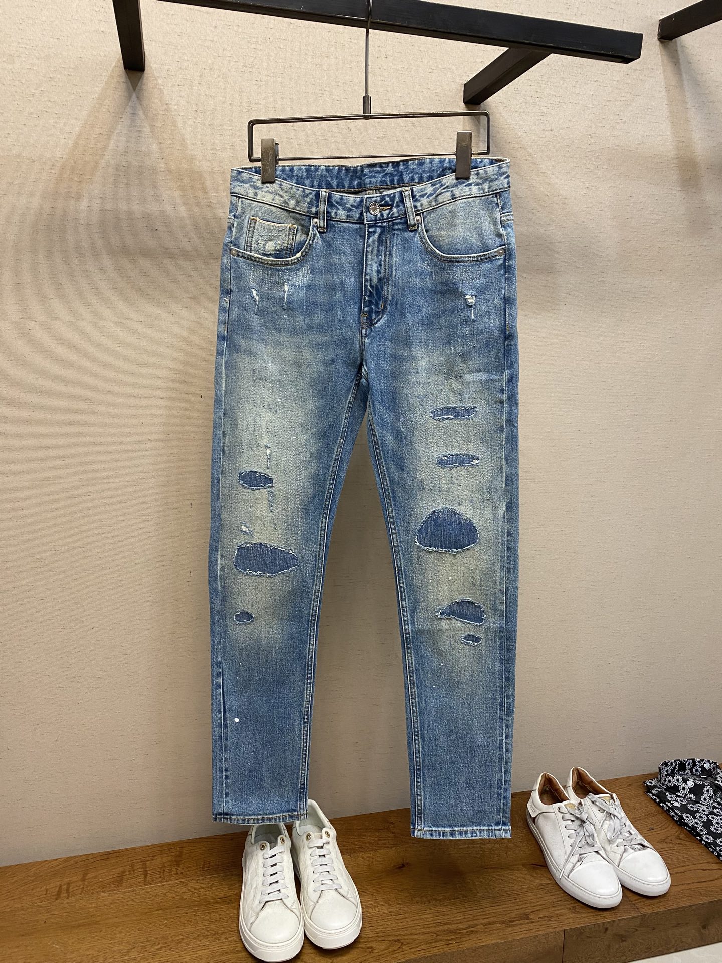 NO:118428,DG and Ss are easy to wear and not picky about body shape. There are no restrictions on matching. You can set off other items in a random and simple way to show your style and posture~ I have to give it a thumbs up for its practical wear. The style/detail design is not to be chosen, and whoever wears it looks good. This jeans really have to modify the leg shape more than you imagined. The overall size is mainly comfortable. The trouser legs are just right, making them look slimmer and straight, and easily wear them all over the screen, and the lengthening and proportional aura is fully opened!  You can match any style of items, match with various T-shirts/shirts, knitted jackets, you don’t have to worry about matching on your daily trip Size 29-38, Dolce & Gabbana, jeans, jackets & coats,shirts,tees, t-shirt,alexander wang19860909DG、ss好穿不挑身材在搭配上没有太多的限制 随意简洁的衬托其他单品,来展现自己的风格姿态～ 对于它的实穿性不得不竖起一个大拇指了,版型／细节设计没得挑,谁穿谁好看.这款牛仔裤真的要比你想象中更加修饰腿型,整体以舒适为主,裤腿大小做的恰到好处,显瘦显腿直,轻松穿出满屏的大长腿,拉长比例气场全开！ 可以百搭任何风格的单品,搭配各种T恤／衬衫,针织外套都可,日常外出不必再为搭配而烦恼了 尺码29-38,,Dolce&Gabbana,jeans,jackets & coats,shirts,tees，t-shirt,alexander wang,Men's clothing