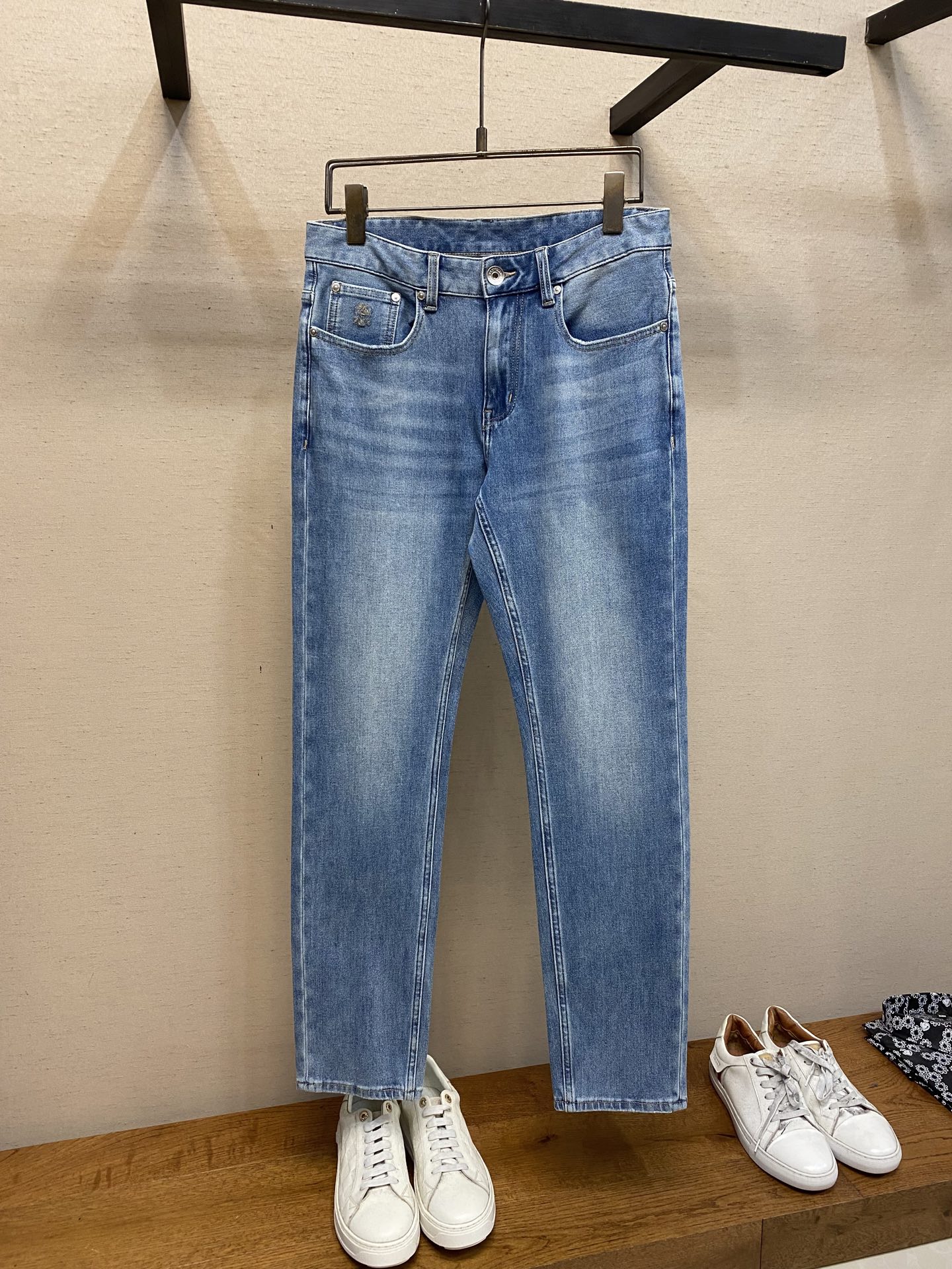 NO:118958,BC, SS is easy to wear and not picky about body shape. There are no restrictions on matching. You can set off other items in a random and simple way to show your style and posture~ I have to give it a thumbs up for its practical wear. The style/detail design is not to be chosen, and whoever wears it looks good. This jeans really have to modify the leg shape more than you imagined. The overall size is mainly comfortable. The trouser legs are just right, making them look slimmer and straight, and easily wear them in long legs all over the screen, and the aura is fully opened!  You can match any style of items, match with various T-shirts/shirts, knitted jackets, and you don’t have to worry about matching when going out every day. Size 29-38, jeans, jackets & coats,shirts,tees, t-shirt,alexander wang19860909BC,ss好穿不挑身材在搭配上没有太多的限制 随意简洁的衬托其他单品,来展现自己的风格姿态～ 对于它的实穿性不得不竖起一个大拇指了,版型／细节设计没得挑,谁穿谁好看.这款牛仔裤真的要比你想象中更加修饰腿型,整体以舒适为主,裤腿大小做的恰到好处,显瘦显腿直,轻松穿出满屏的大长腿,拉长比例气场全开！ 可以百搭任何风格的单品,搭配各种T恤／衬衫,针织外套都可,日常外出不必再为搭配而烦恼了 尺码29-38,,jeans,jackets & coats,shirts,tees，t-shirt,alexander wang,Men's clothing